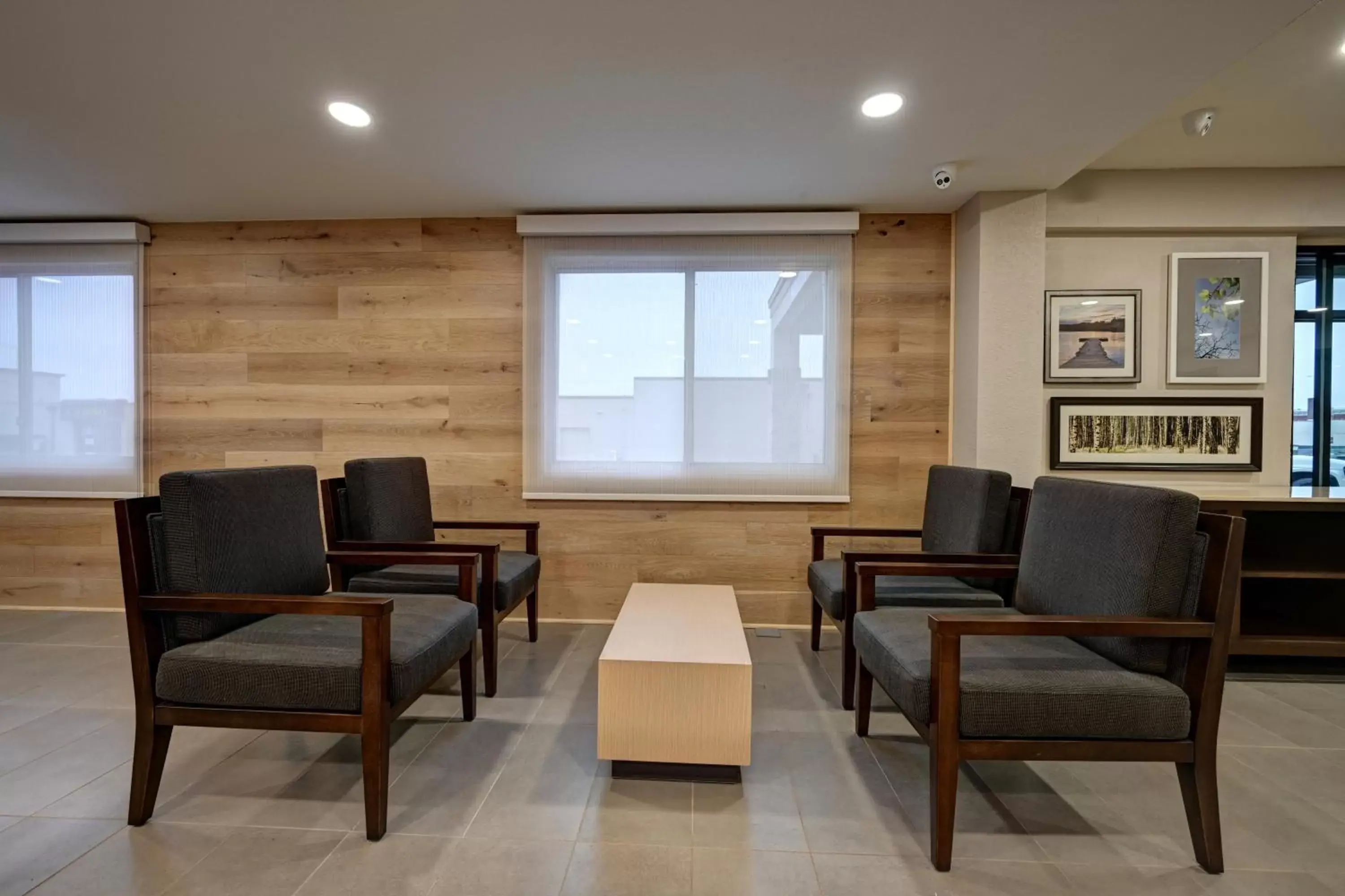 Seating Area in Country Inn & Suites by Radisson, Pierre, SD