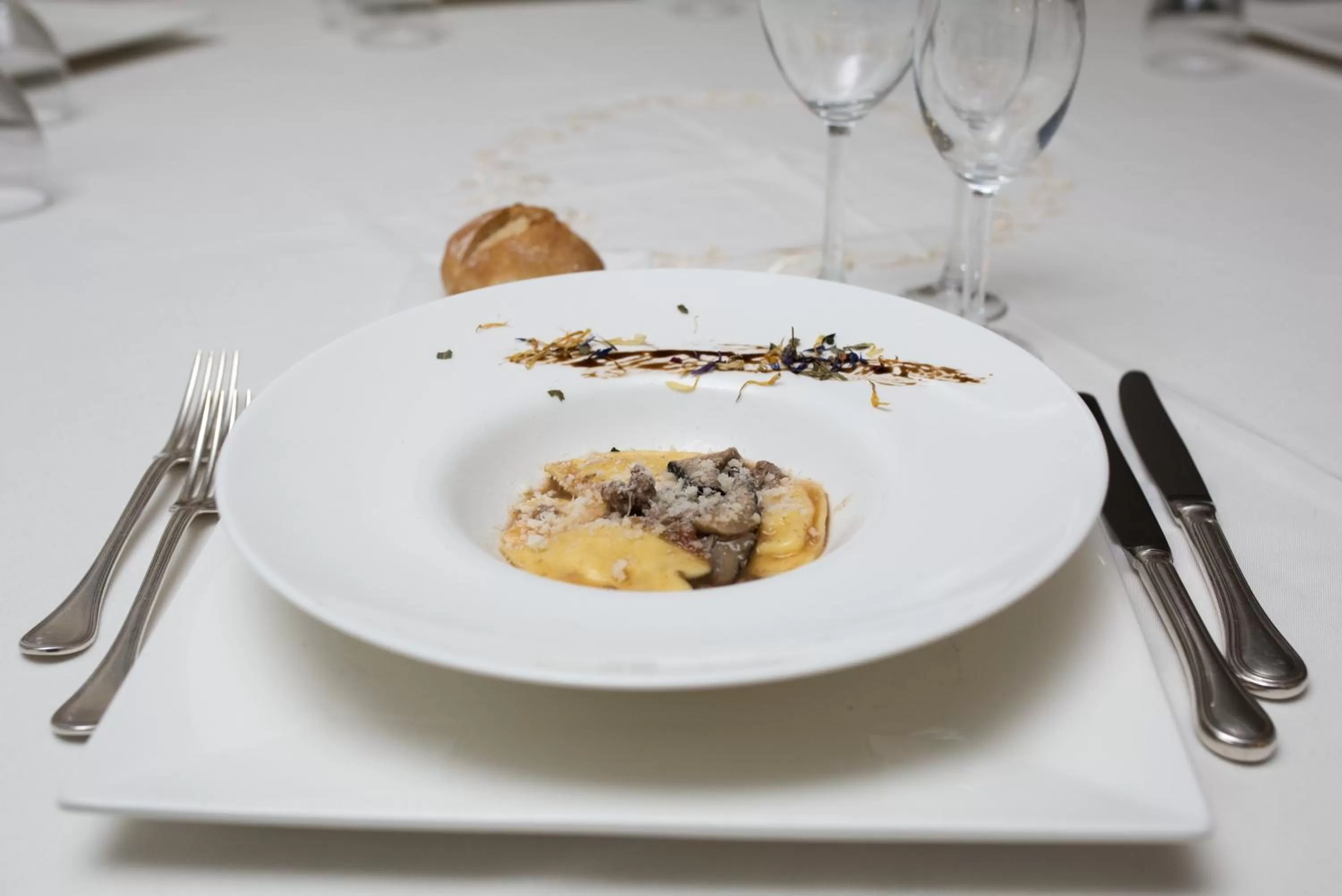 Restaurant/places to eat in Hotel Holiday