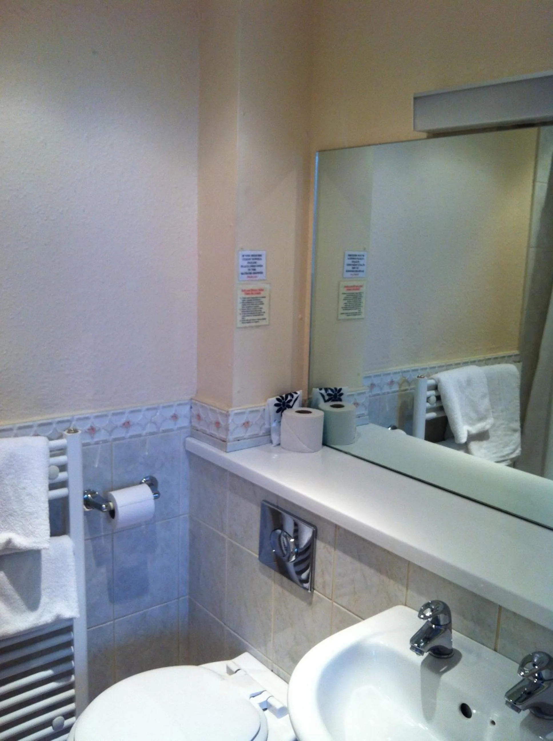 Bathroom in Wheatlands Lodge Hotel