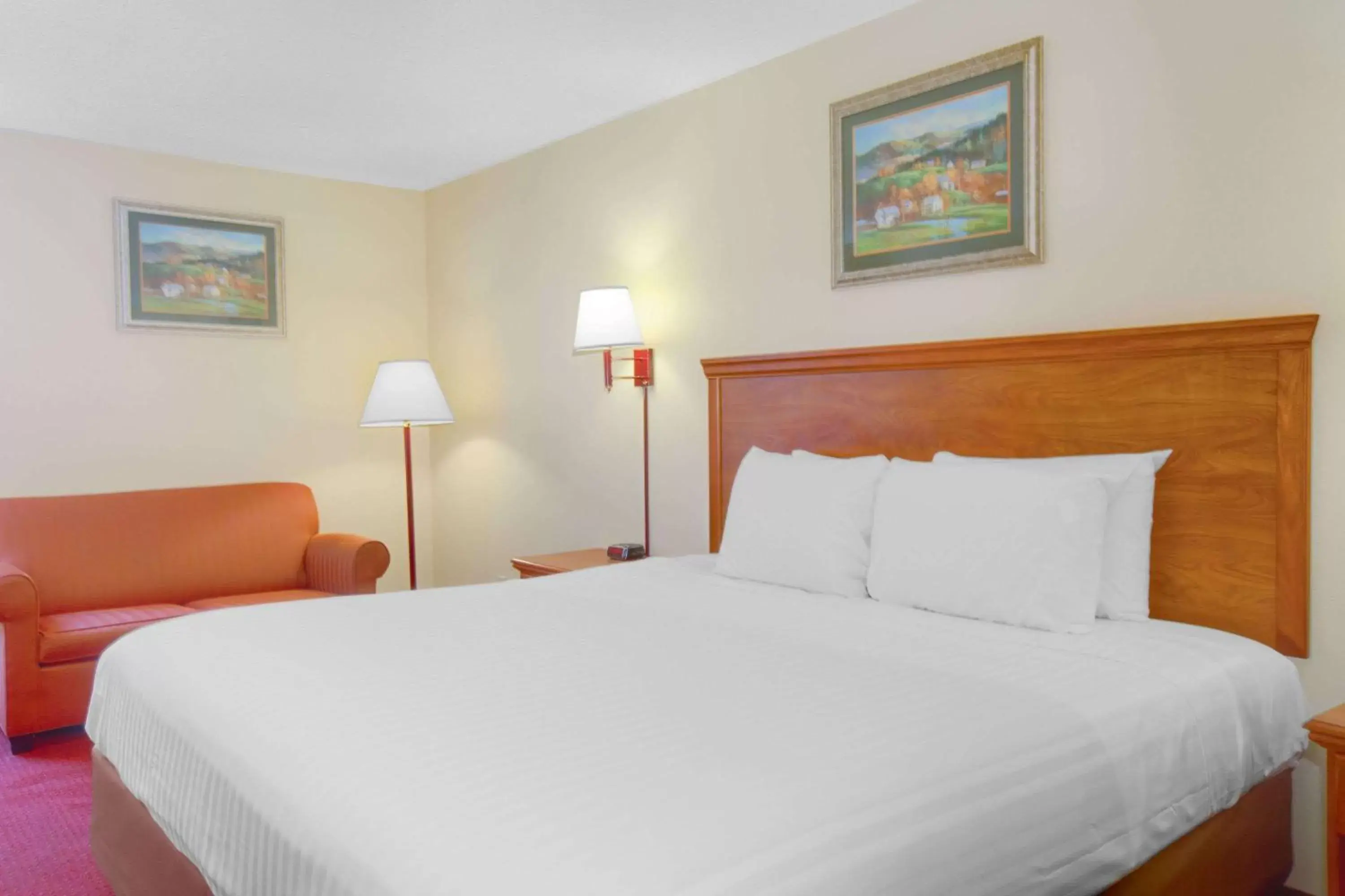 Photo of the whole room, Bed in Days Inn by Wyndham Mount Hope