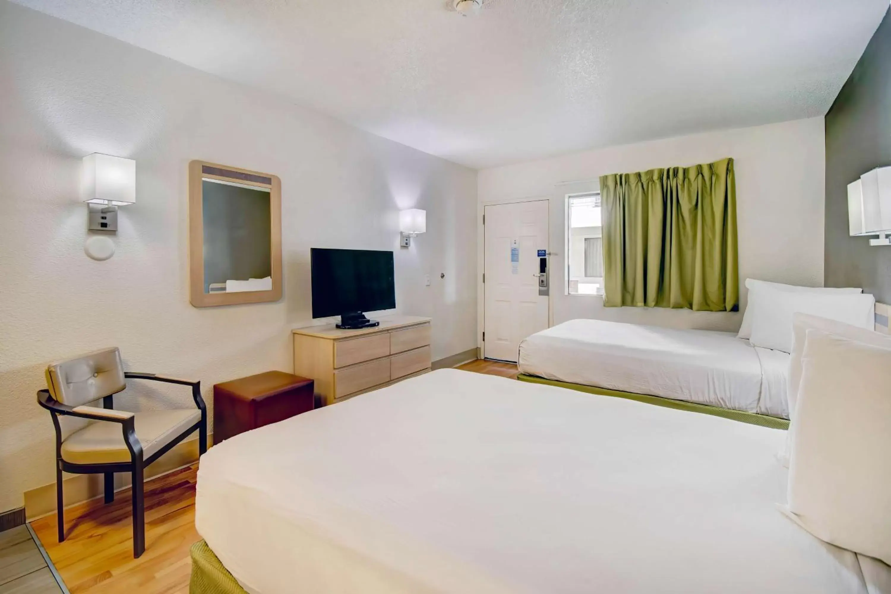Photo of the whole room, Bed in Studio 6-Tucson, AZ - Irvington Road