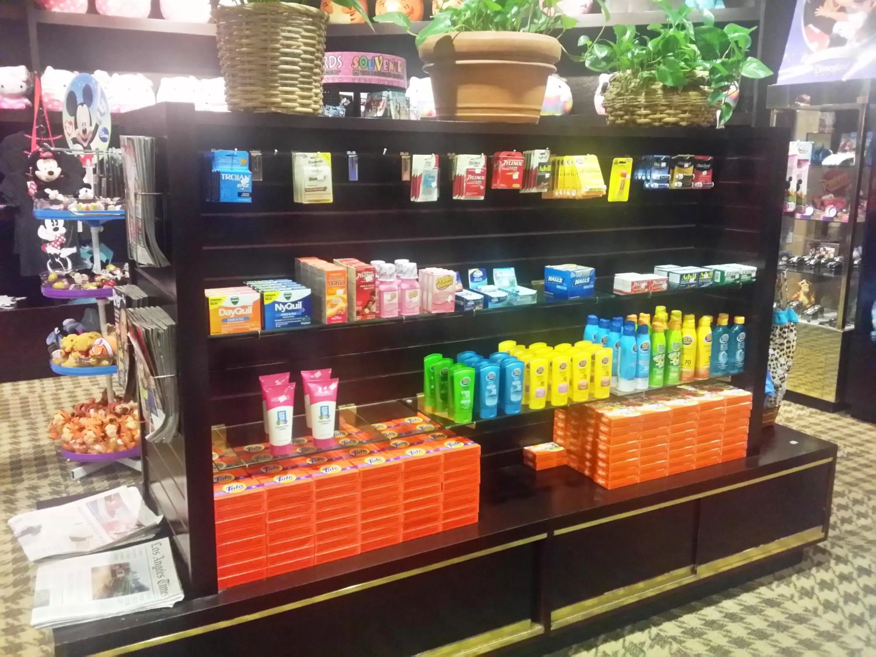 On-site shops in Anaheim Majestic Garden Hotel