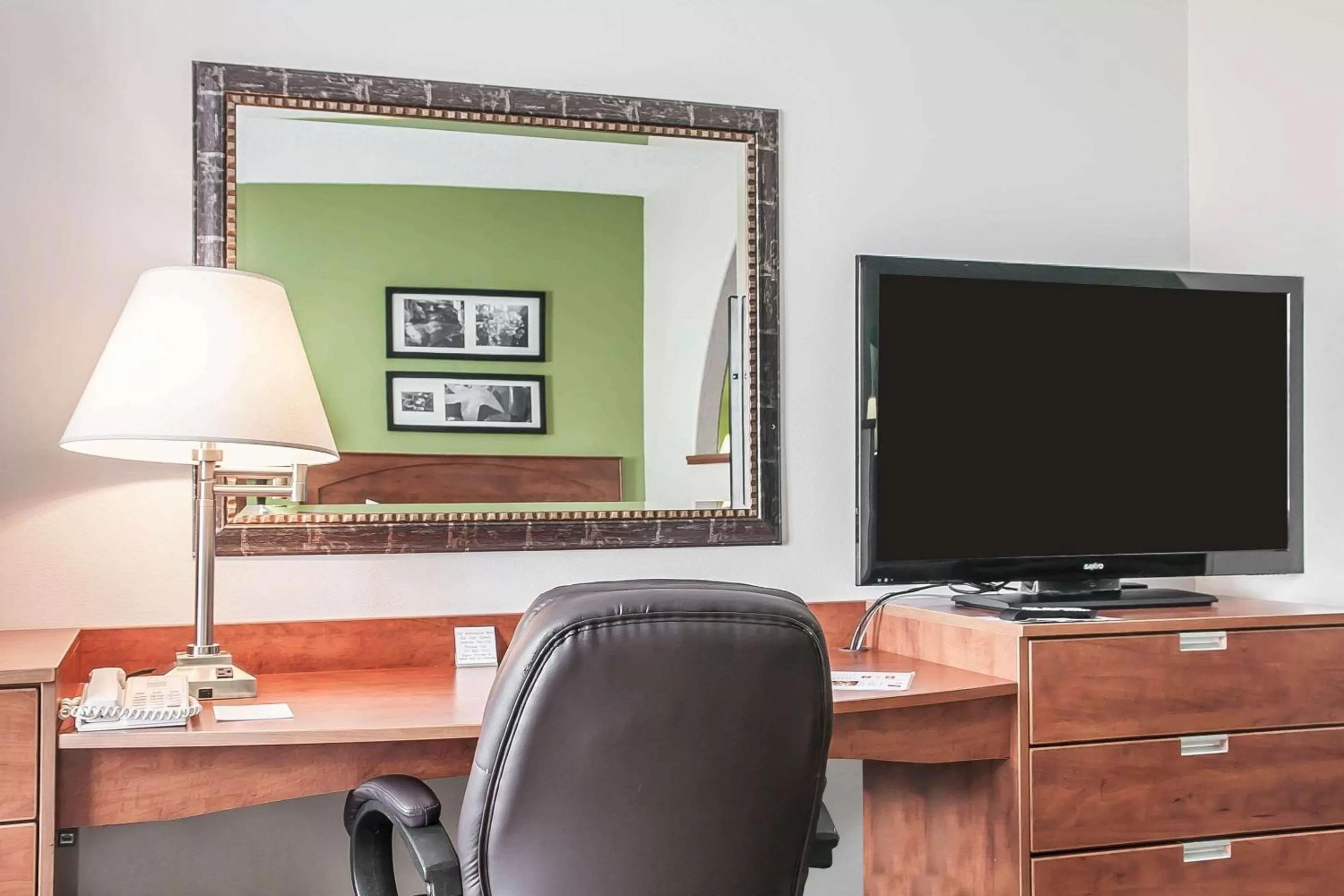 TV and multimedia in Sleep Inn & Suites Conference Center and Water Park