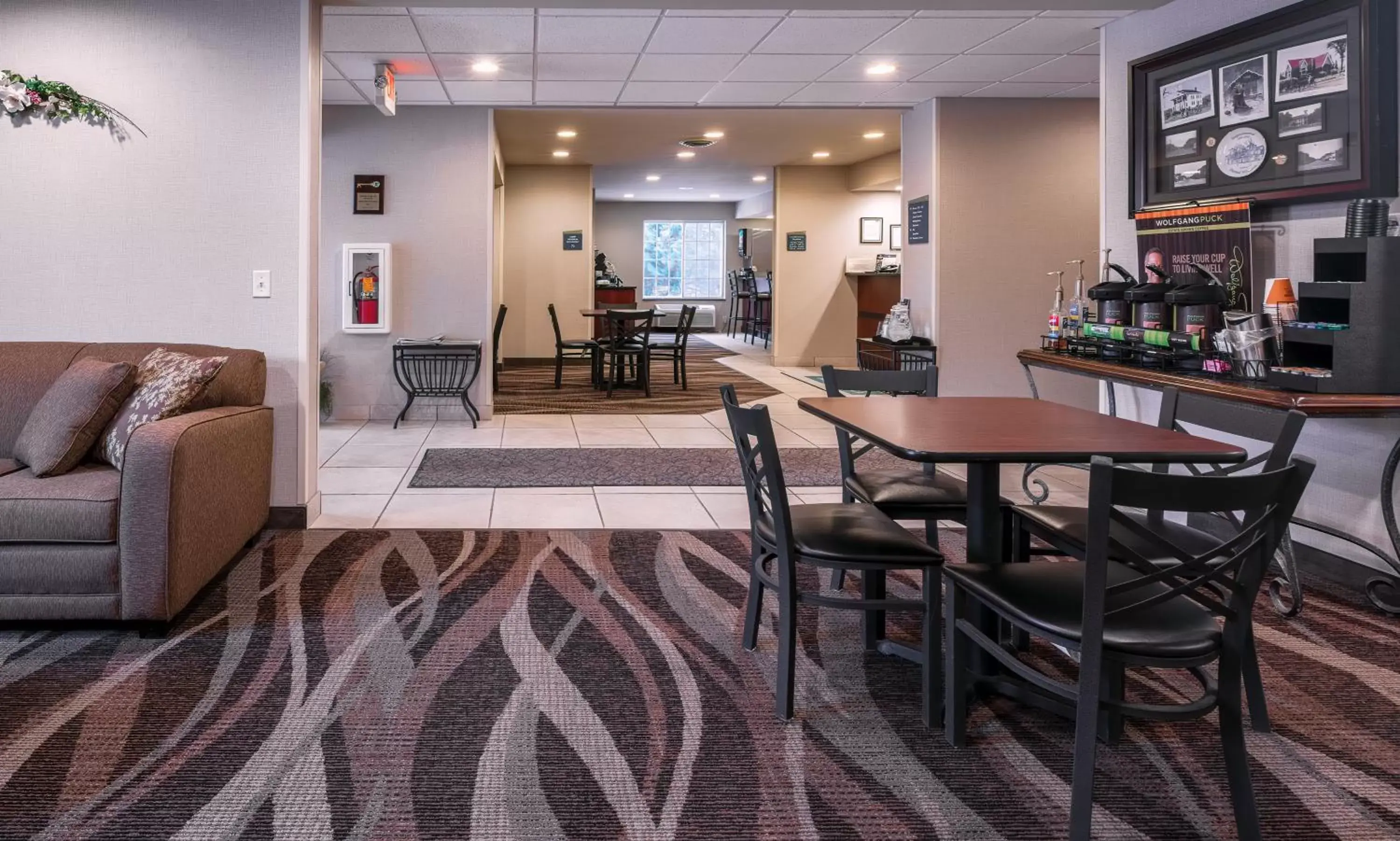 Communal lounge/ TV room in Cobblestone Inn & Suites - Durand