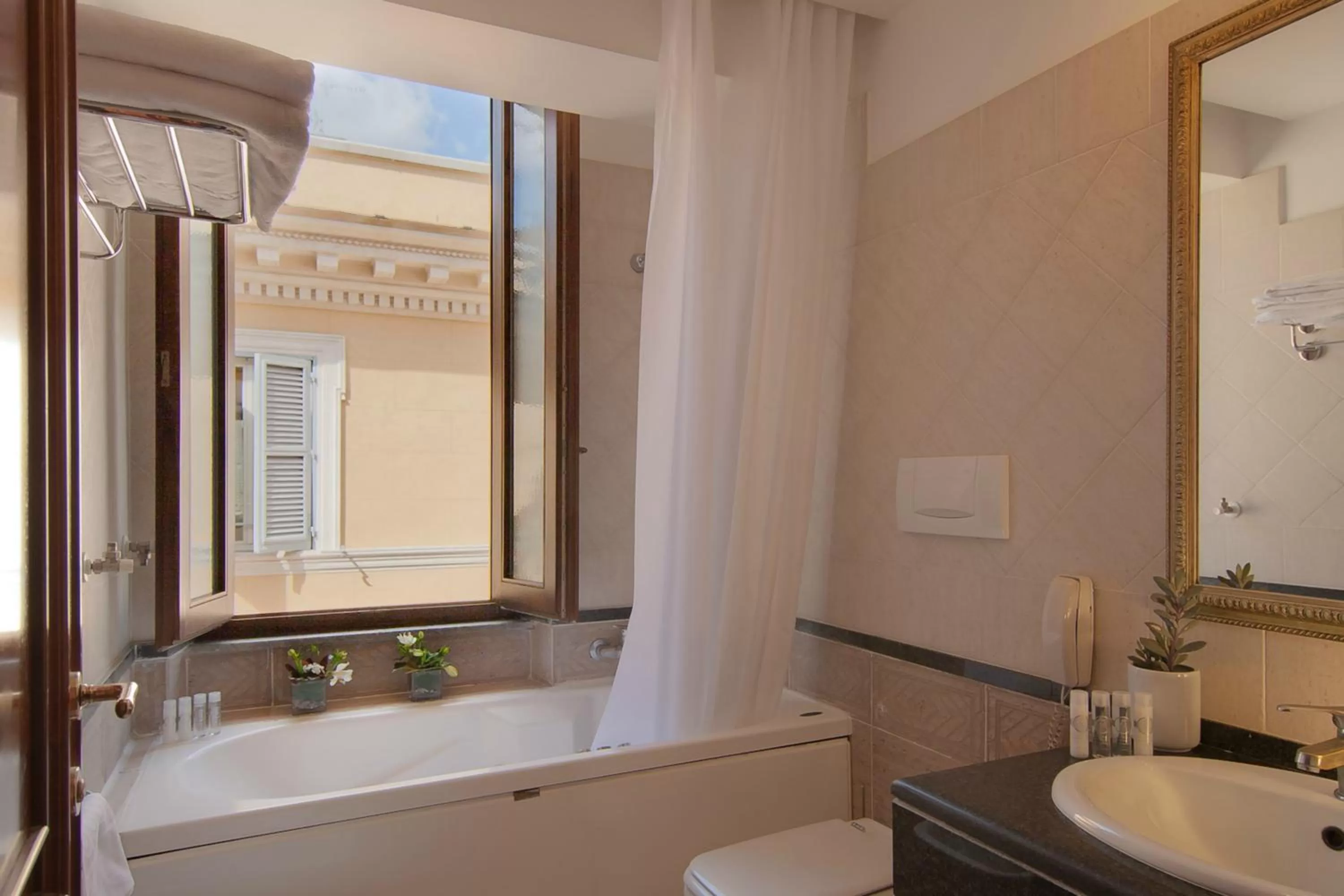 Shower in Atlante Garden Hotel