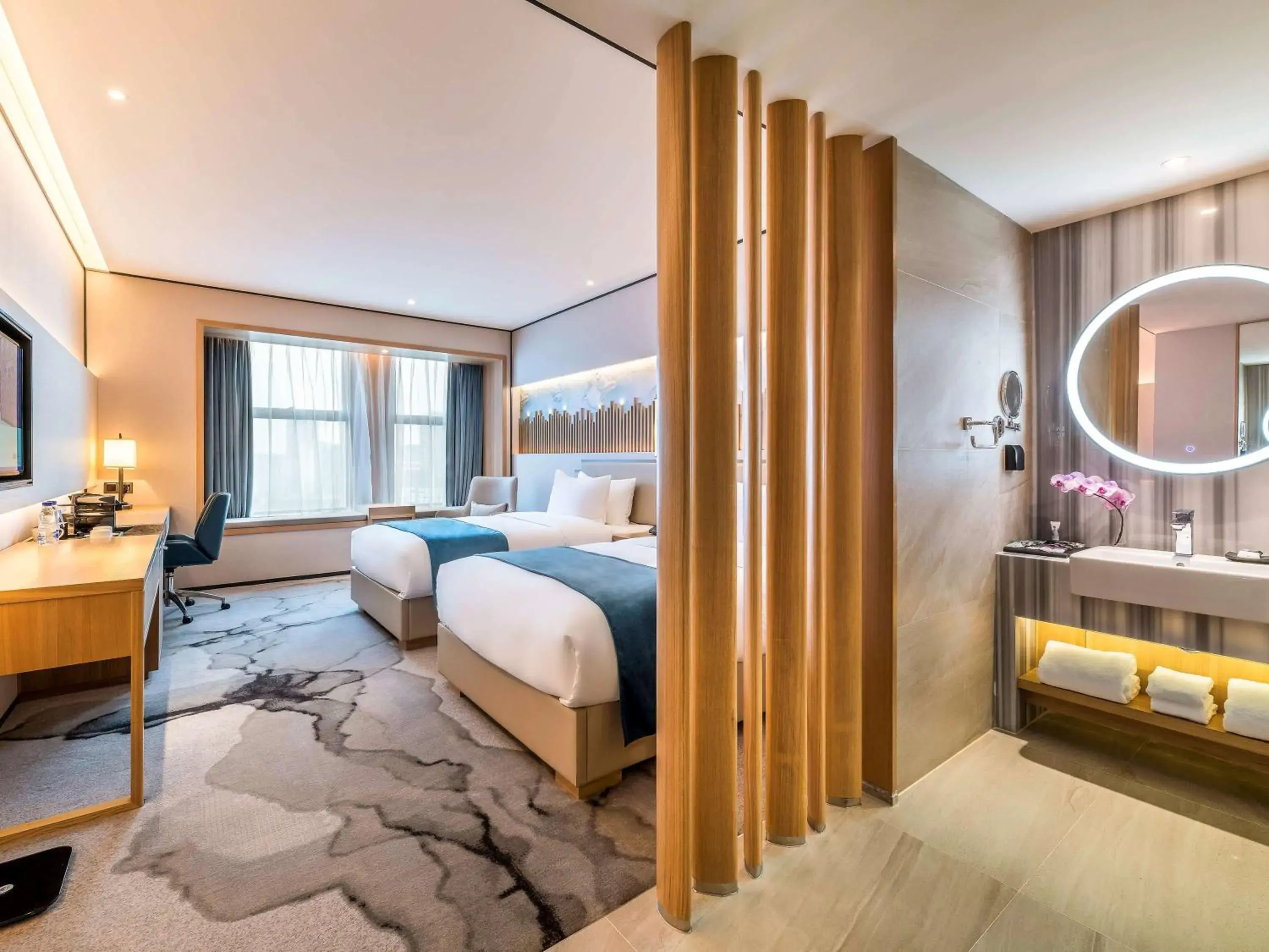 Photo of the whole room, Bed in Mercure Chengdu Huapaifang
