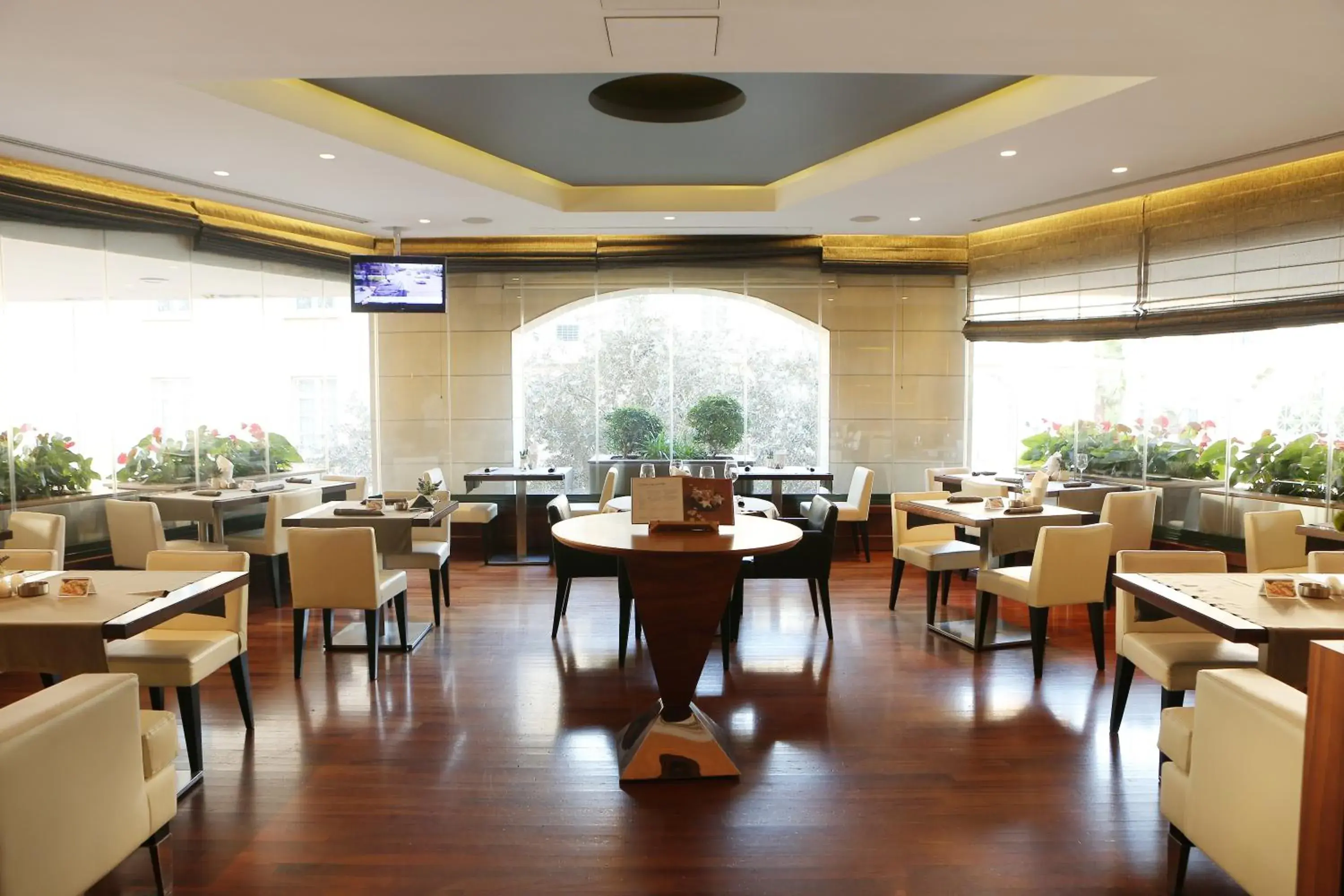 Restaurant/places to eat in ParkTower Suites Restaurant/places to eat in ParkTower Suites