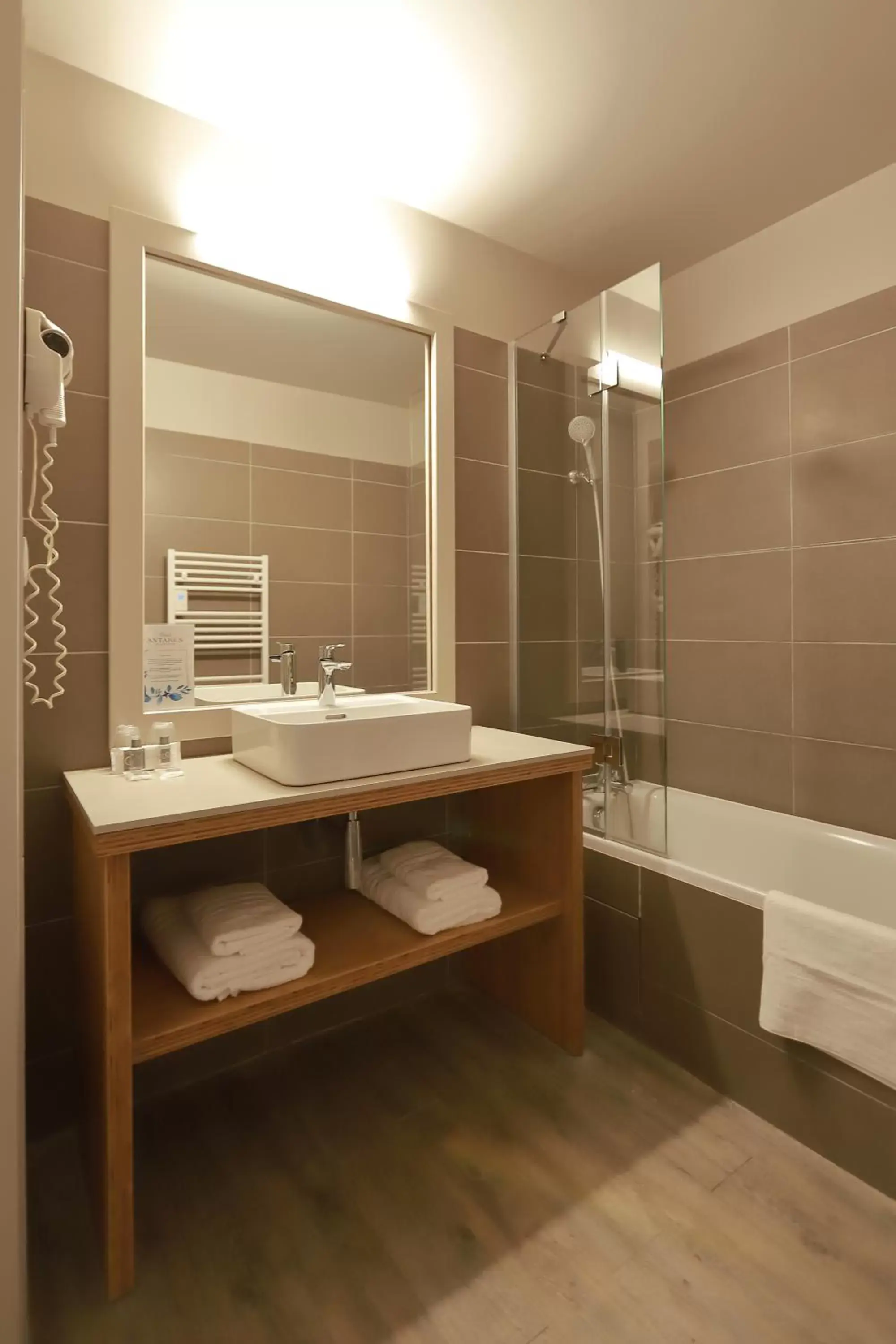 Bathroom in Hôtel Antares & Spa