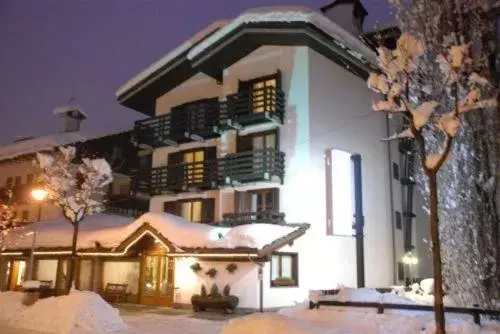 Night, Property Building in Hotel Les Jumeaux Courmayeur