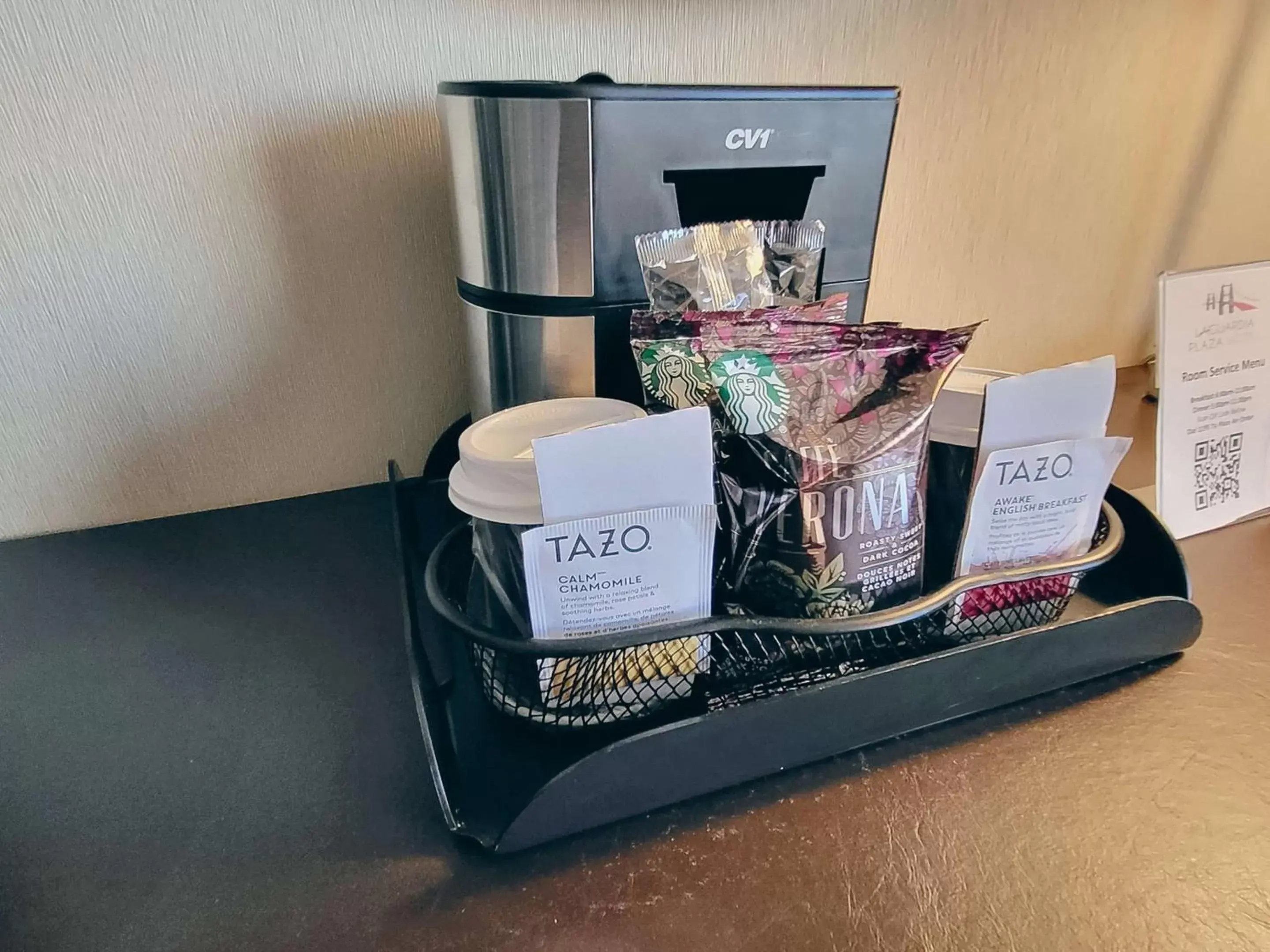 Coffee/tea facilities in LaGuardia Plaza Hotel