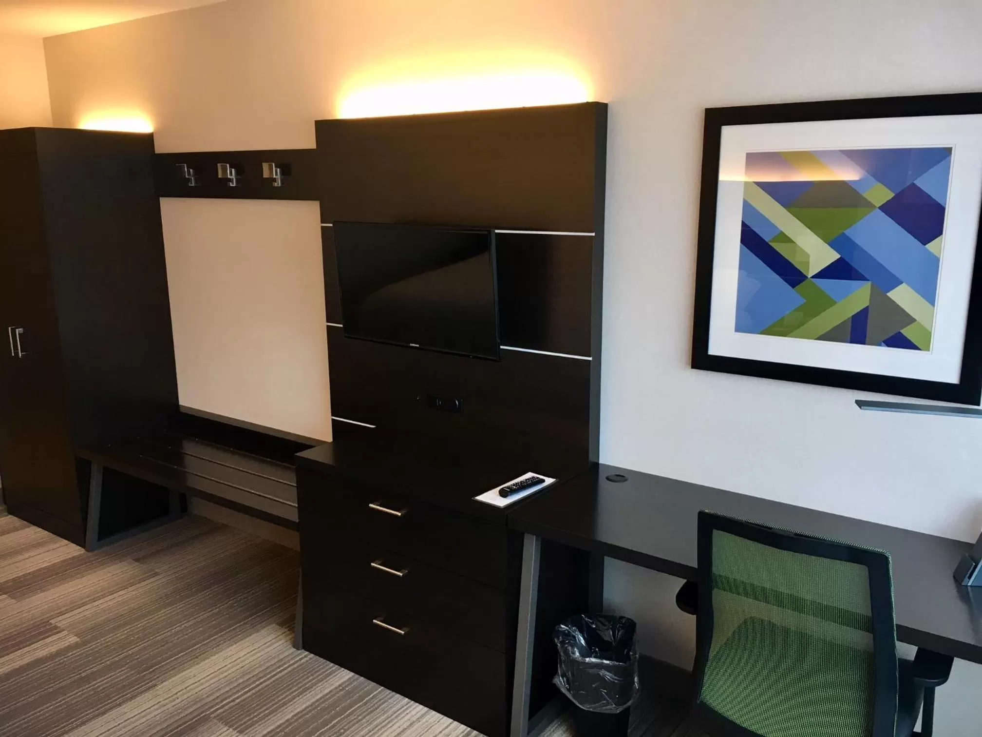 TV and multimedia in Holiday Inn Express & Suites Johnstown by IHG