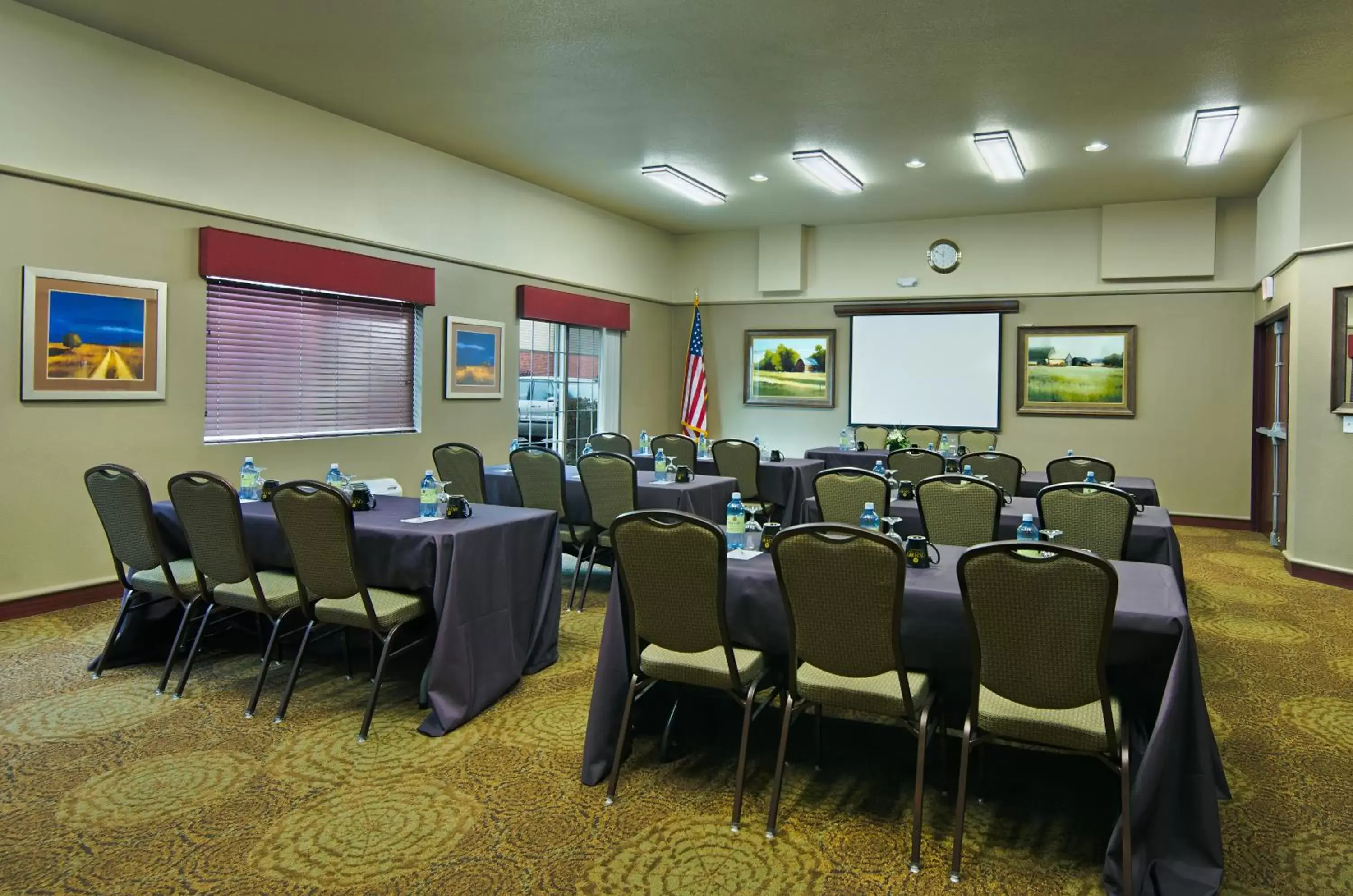 Photo of the whole room in Oxford Suites Hermiston