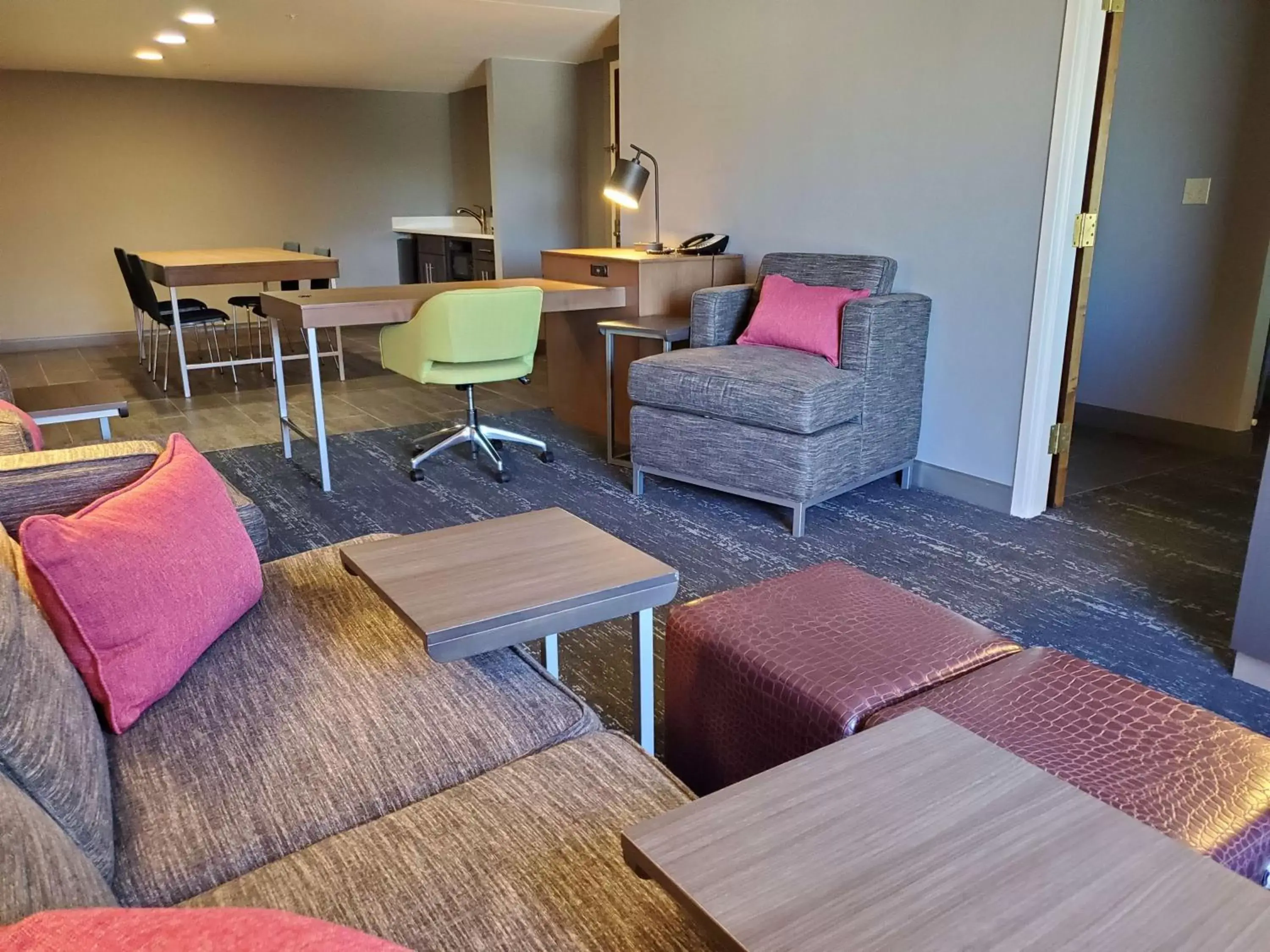 Living room, Seating Area in Hampton Inn & Suites Newtown