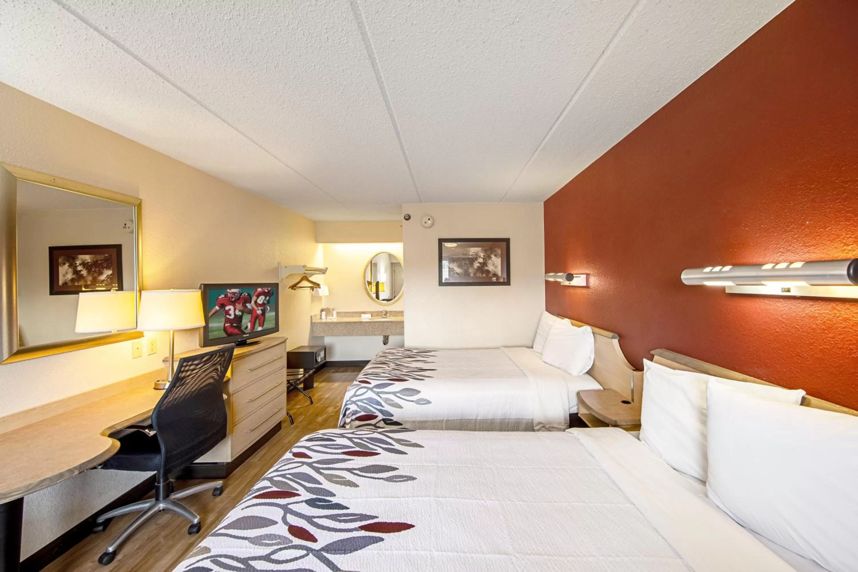 Photo of the whole room, Bed in Red Roof Inn Pensacola - I-10 at Davis Highway