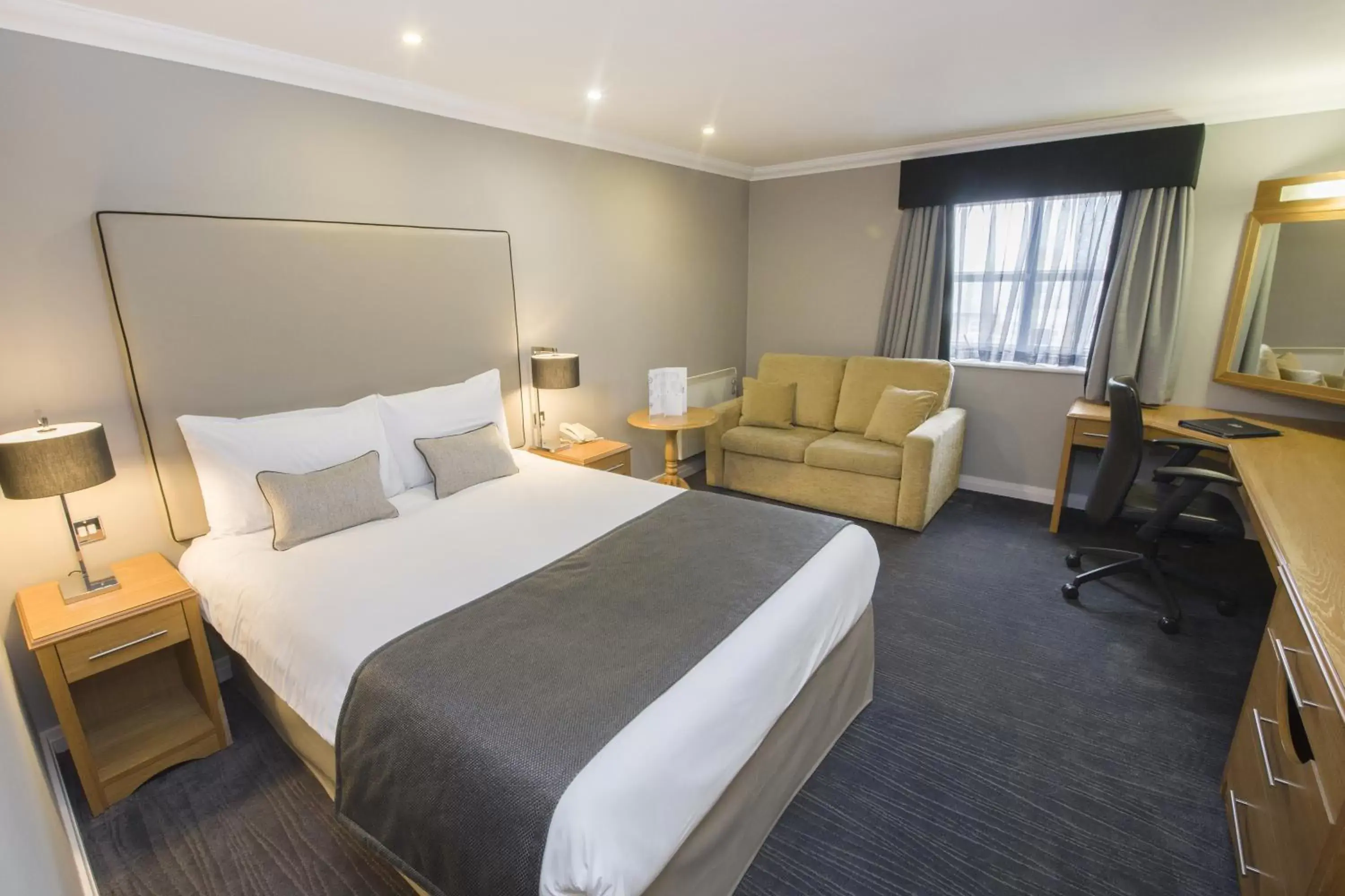 Photo of the whole room, Bed in The Worcester Whitehouse Hotel Photo of the whole room, Bed in The Worcester Whitehouse Hotel