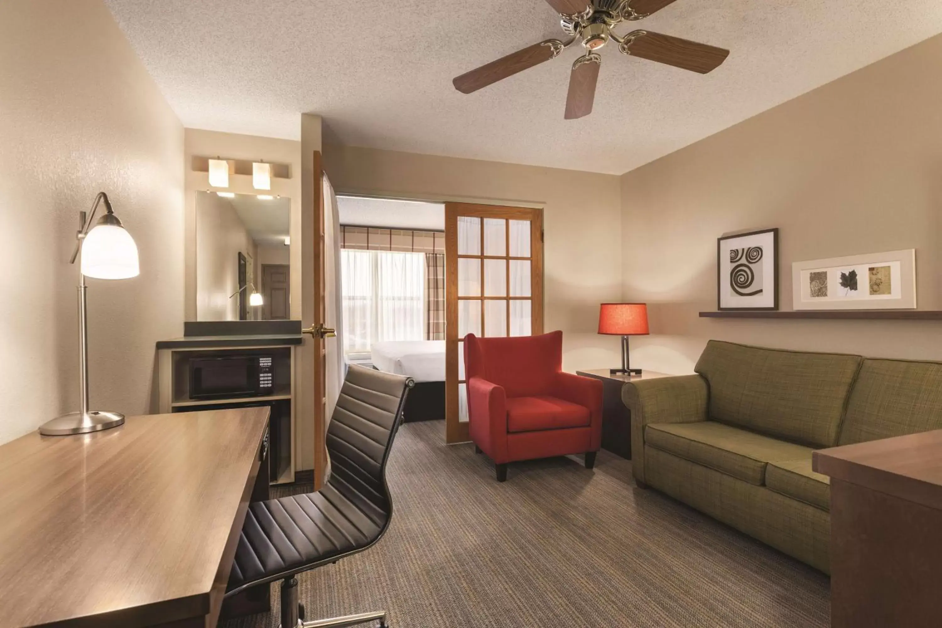 Photo of the whole room, Seating Area in Country Inn & Suites by Radisson, Forest Lake, MN