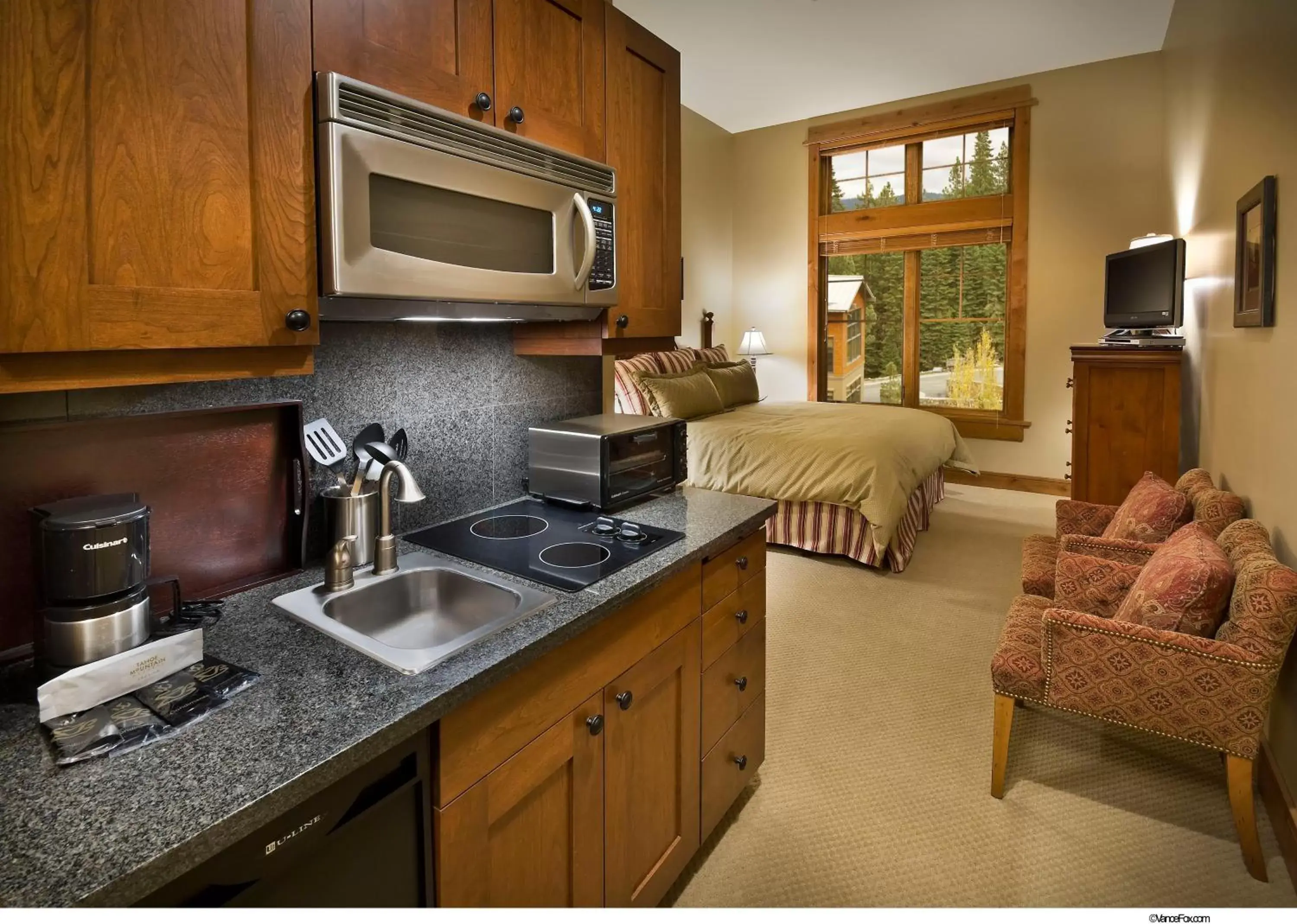 Kitchen or kitchenette, Kitchen/Kitchenette in East West Hospitality at Tahoe