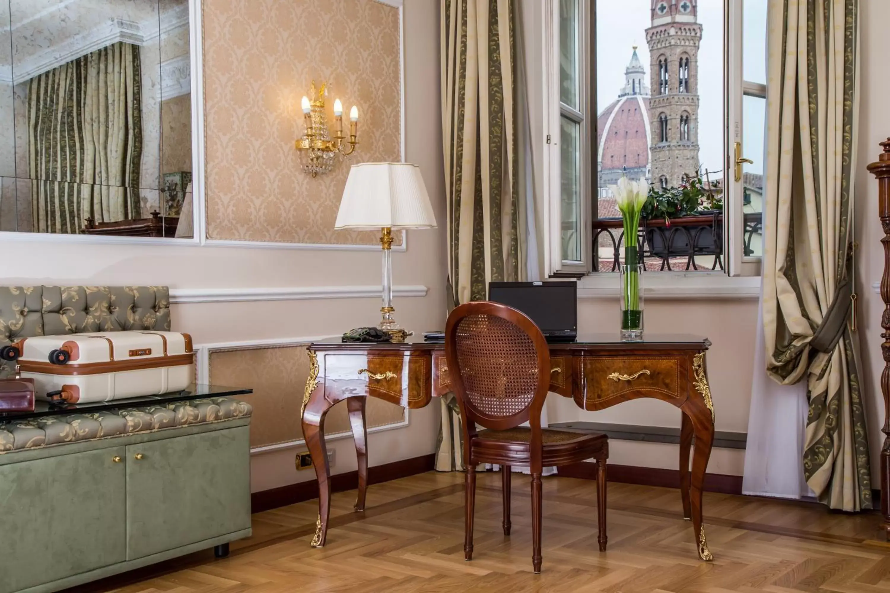 Decorative detail, Kitchen/Kitchenette in Hotel Bernini Palace