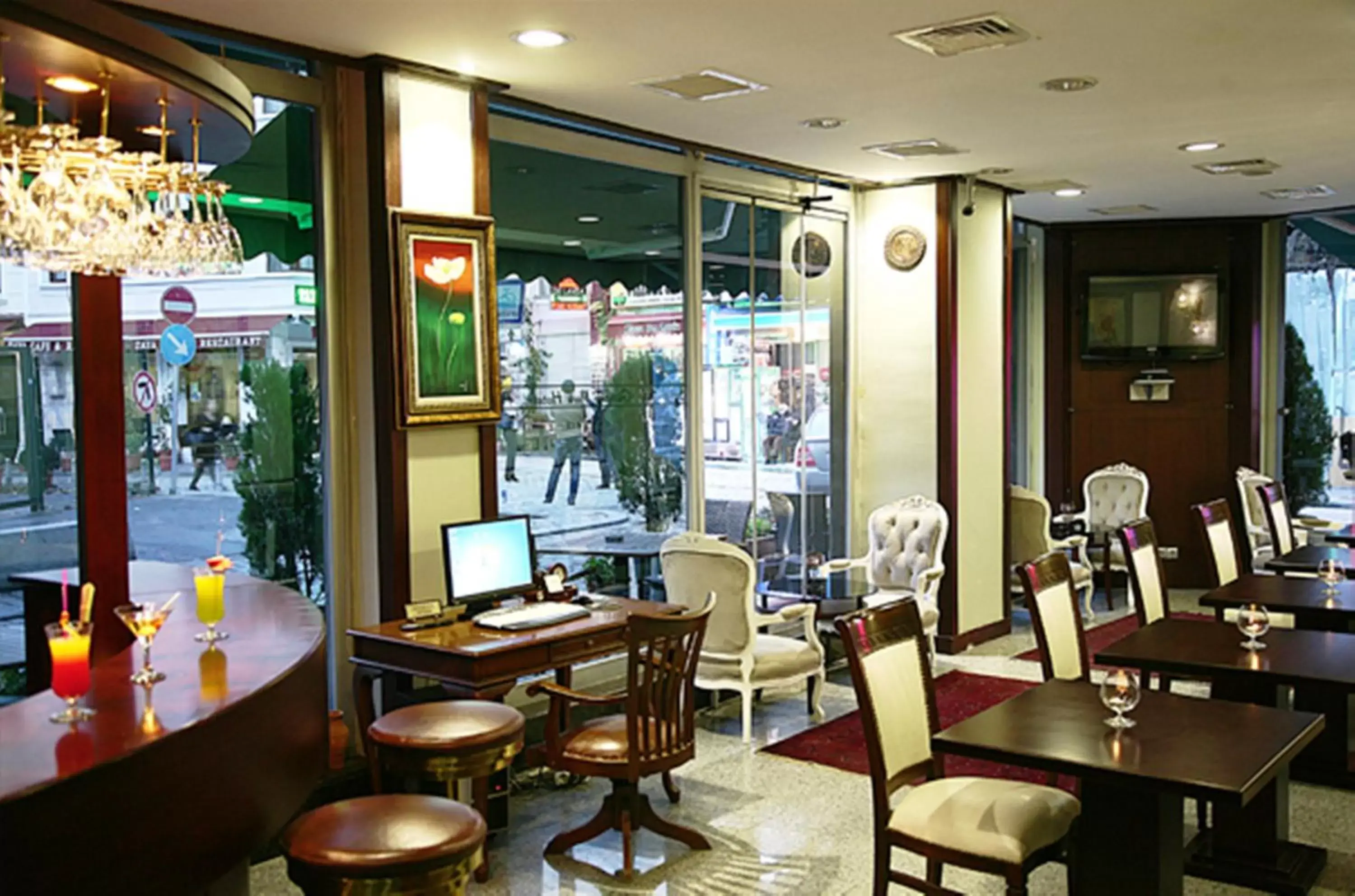 Lounge or bar in Gülhanepark Hotel & Spa Lounge or bar in Gülhanepark Hotel & Spa