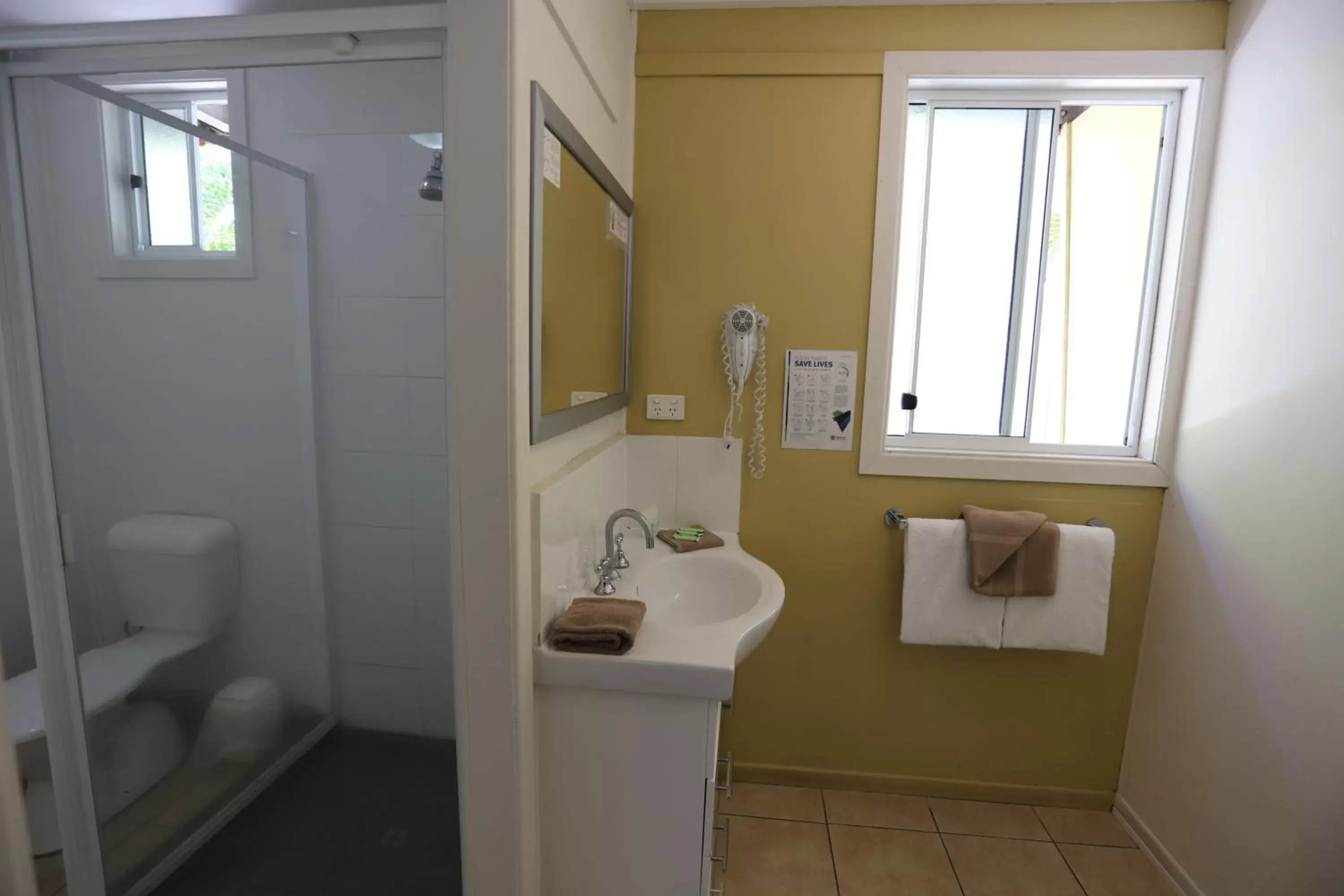 Shower, Bathroom in Tropic Coast Motel