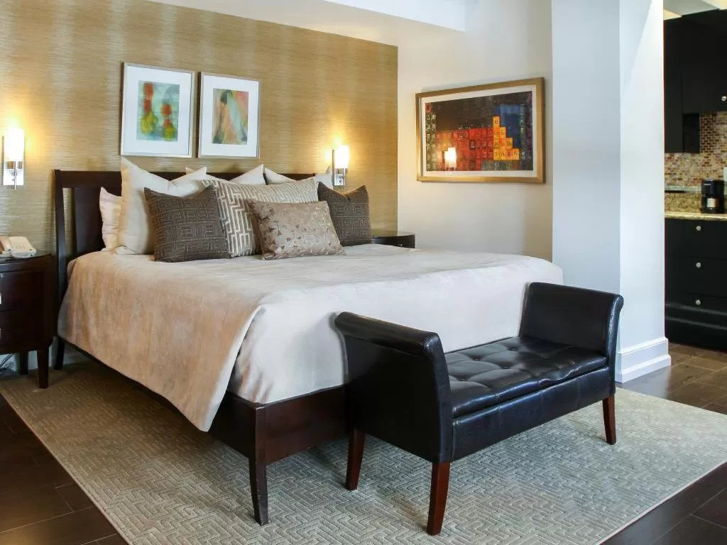 Bedroom, Bed in Lombardy Hotel