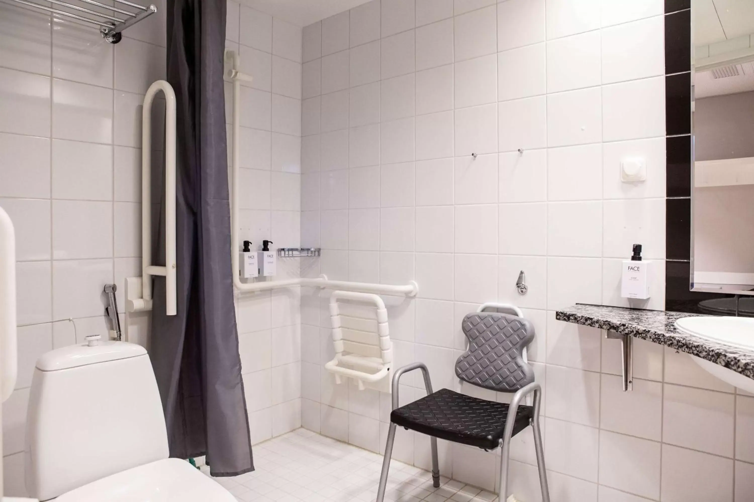 Bathroom in Scandic Helsinki Aviapolis