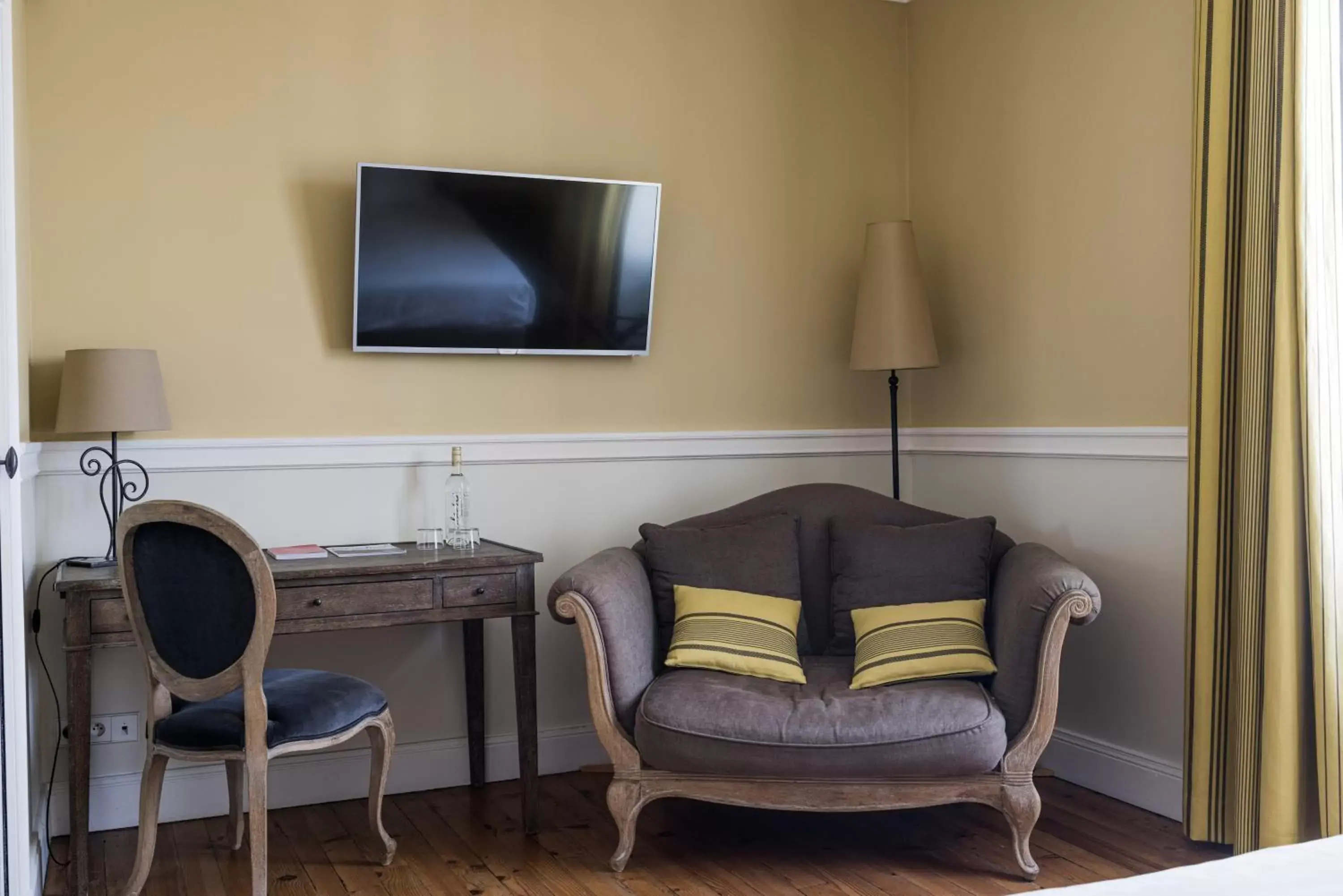 Seating area, TV/Entertainment Center in Hotel Saint Julien