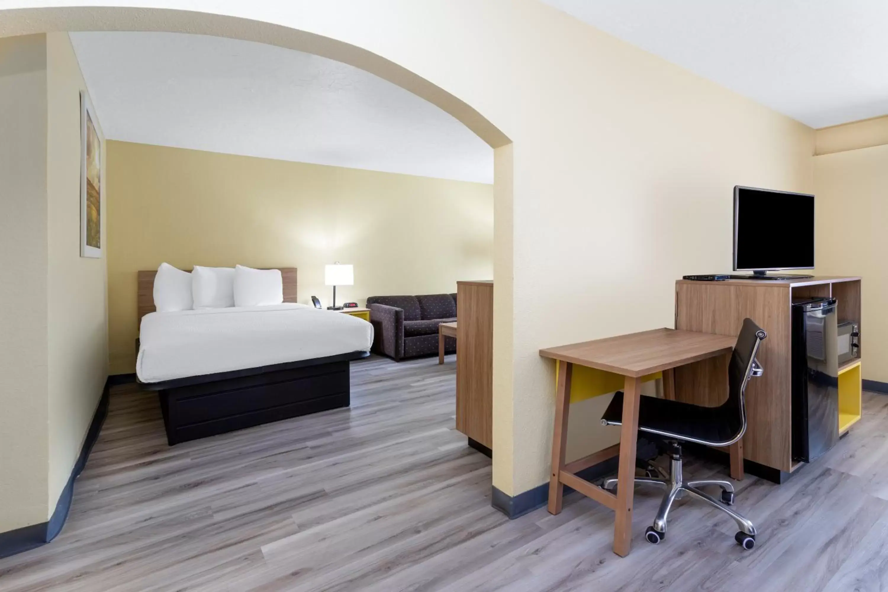 TV and multimedia, Bed in Days Inn & Suites by Wyndham Clovis