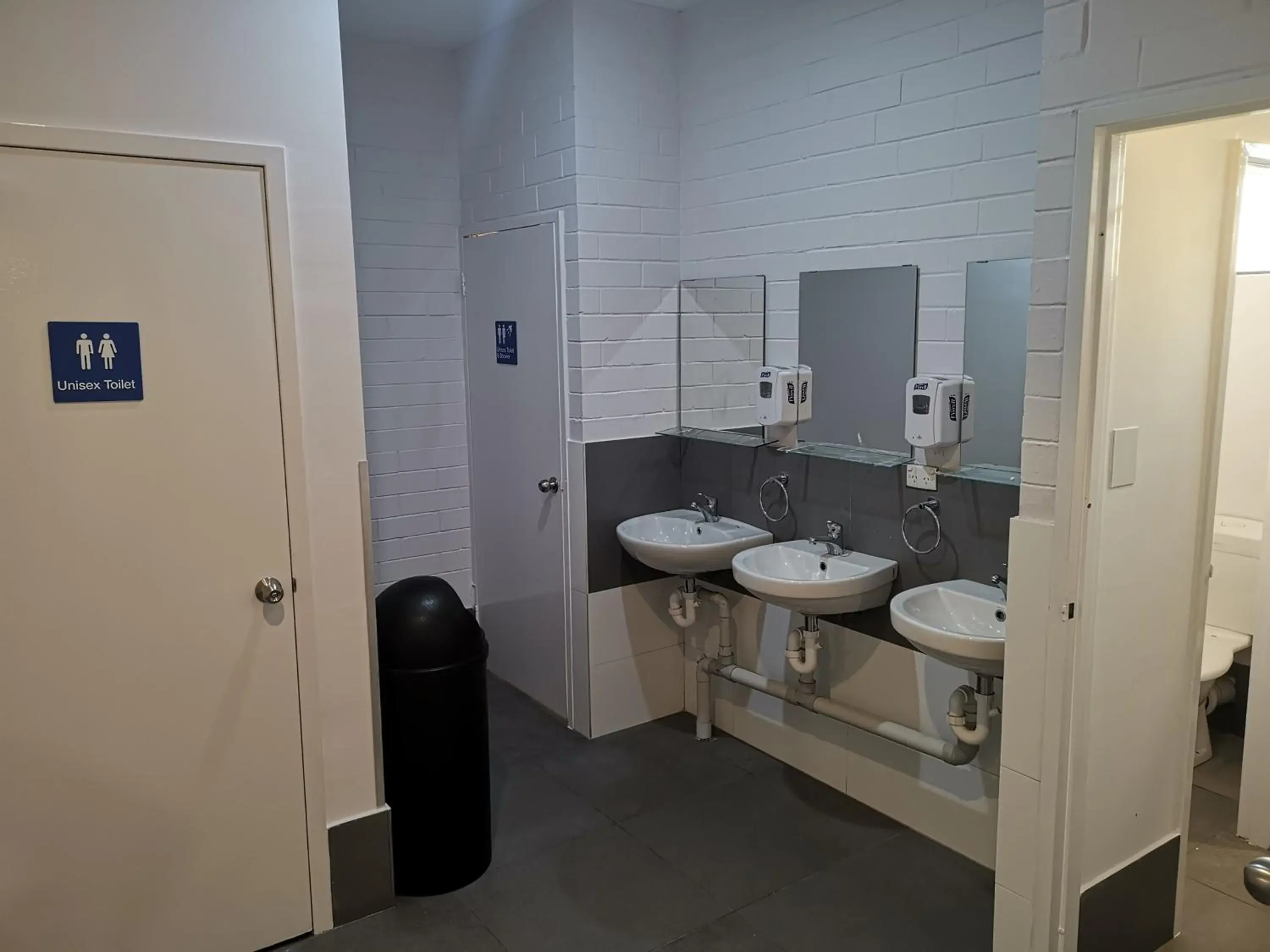 Bathroom in Perth 5 Backpacker Hostel