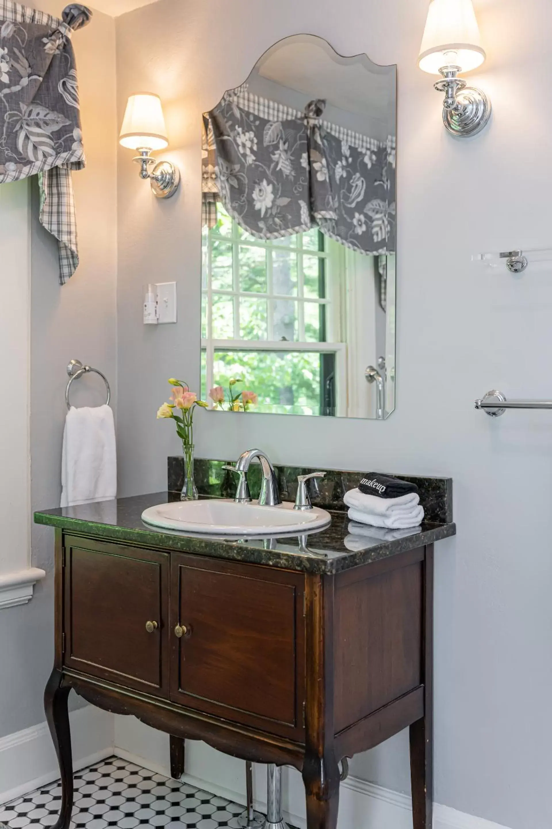 Bathroom in Pinecrest Bed & Breakfast