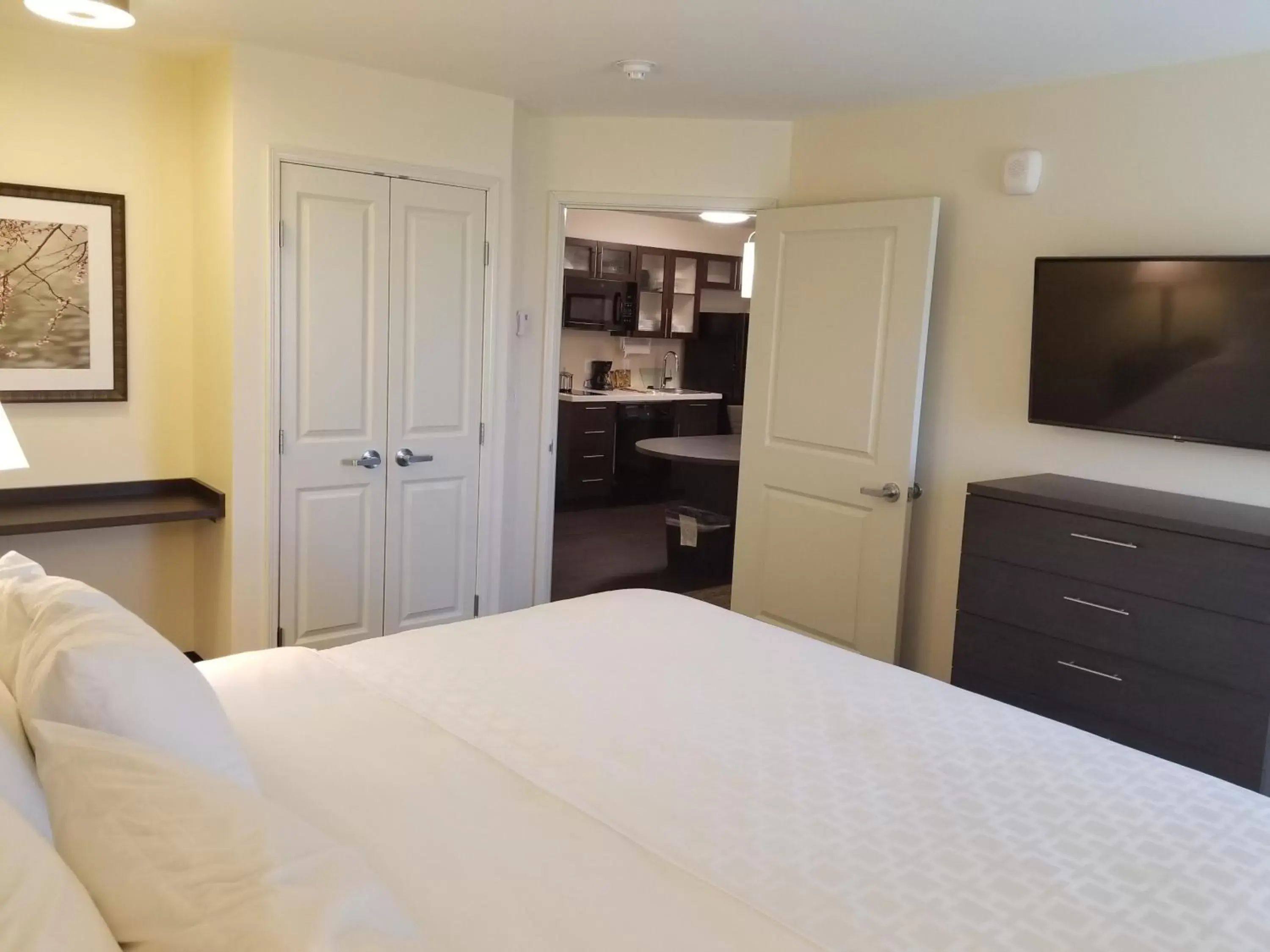 Photo of the whole room, Bed in Candlewood Suites - Davenport, an IHG Hotel