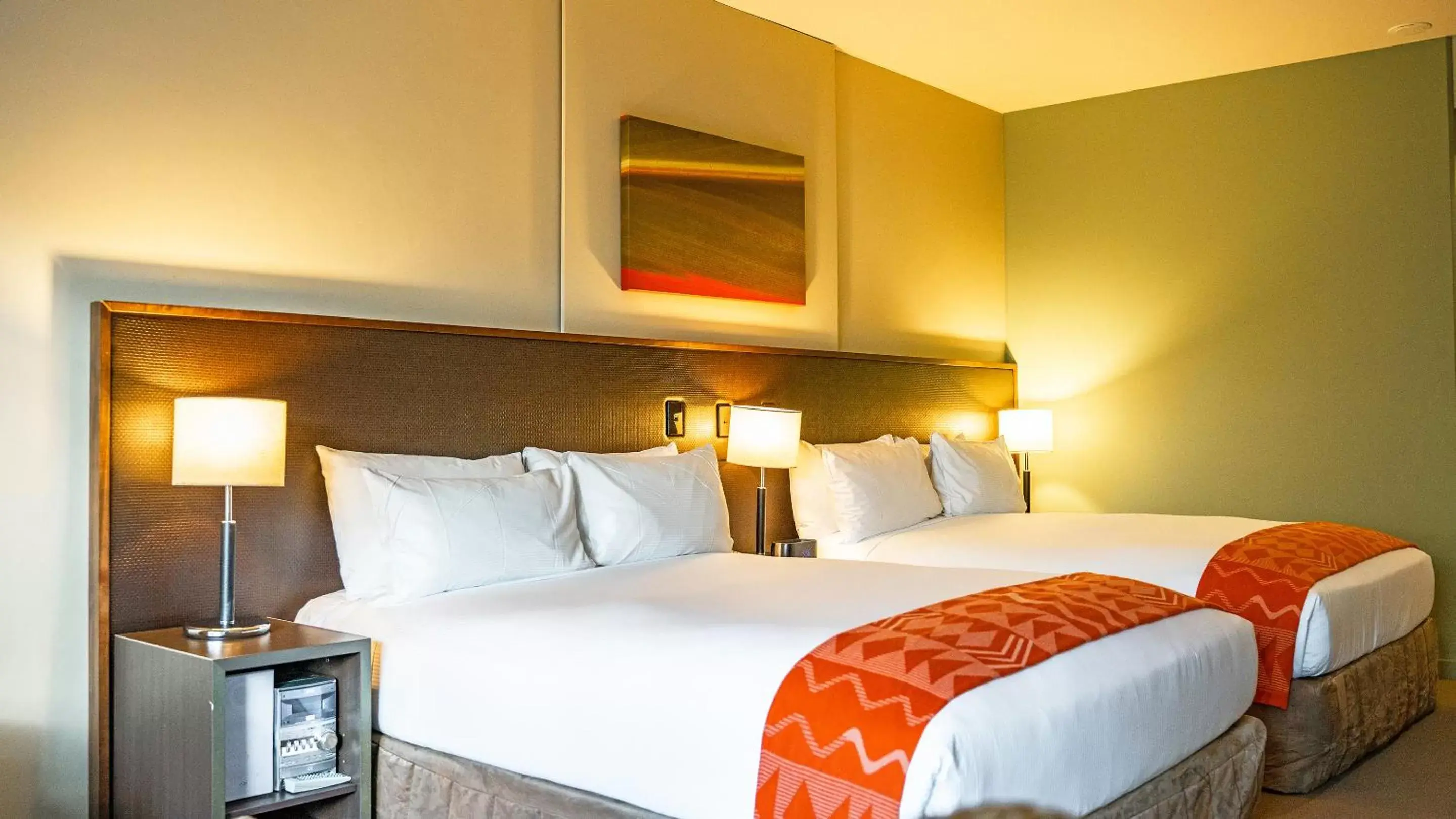 Deluxe Twin Room with Two Queen Beds in Scenic Hotel Bay of Islands