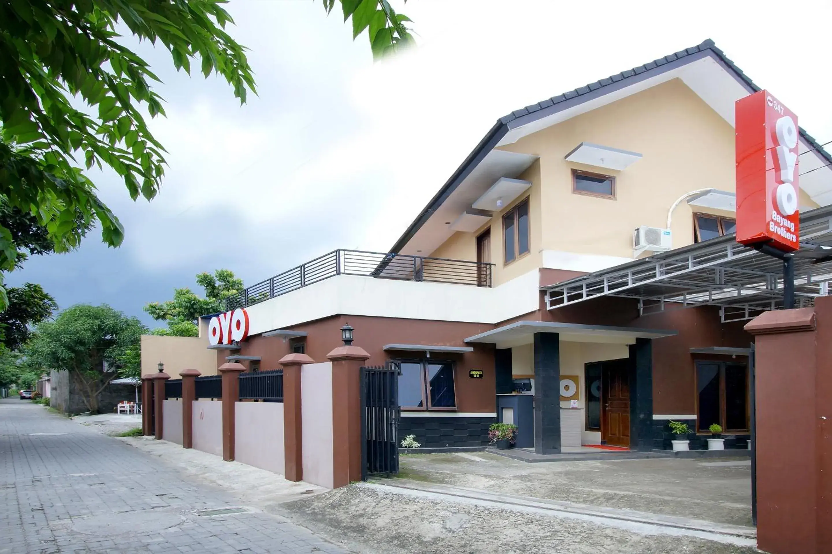 Facade/entrance, Property Building in OYO 347 Bayang Brothers Residence