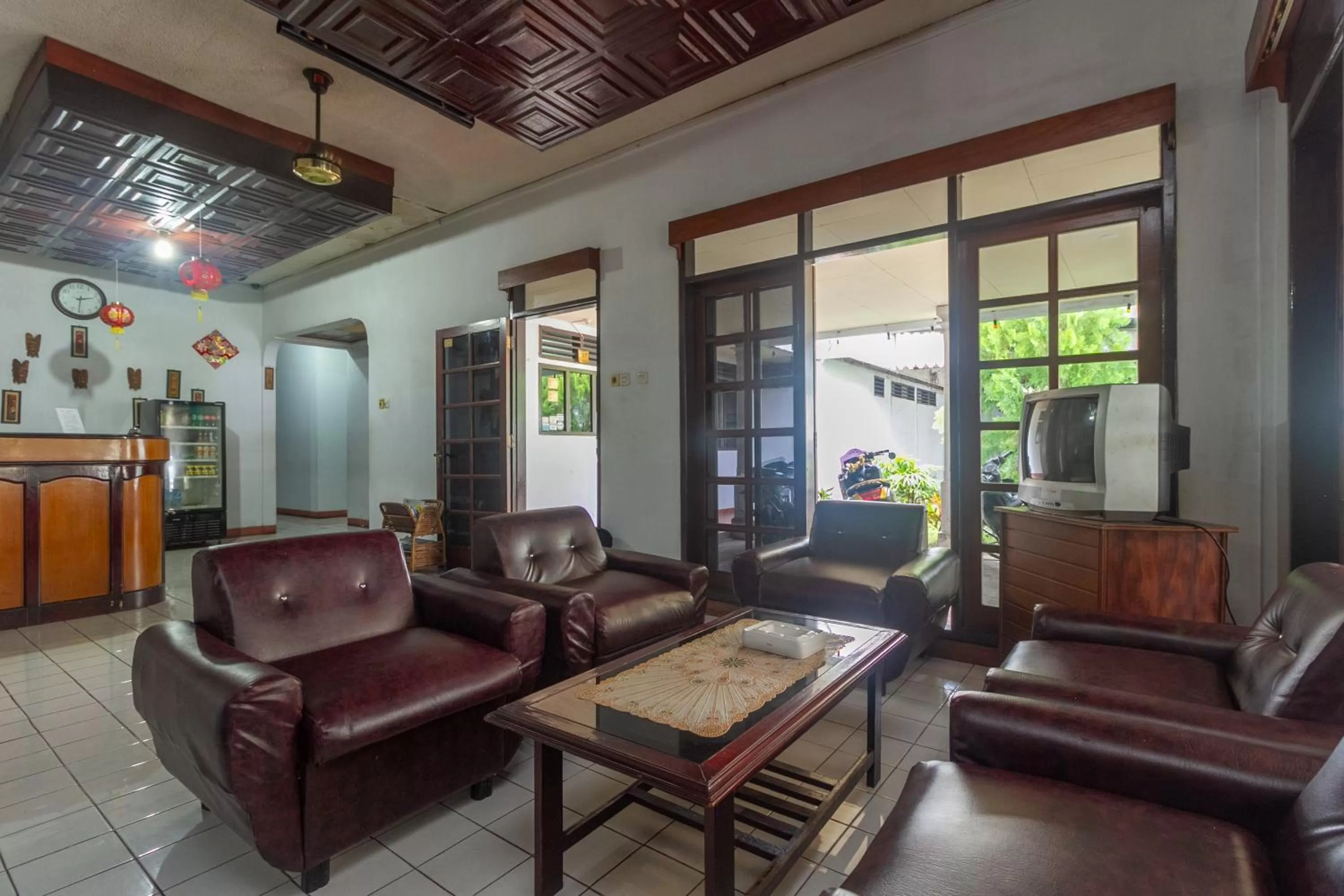 Seating area in RedDoorz at Jalan Babepalar Rike Manado