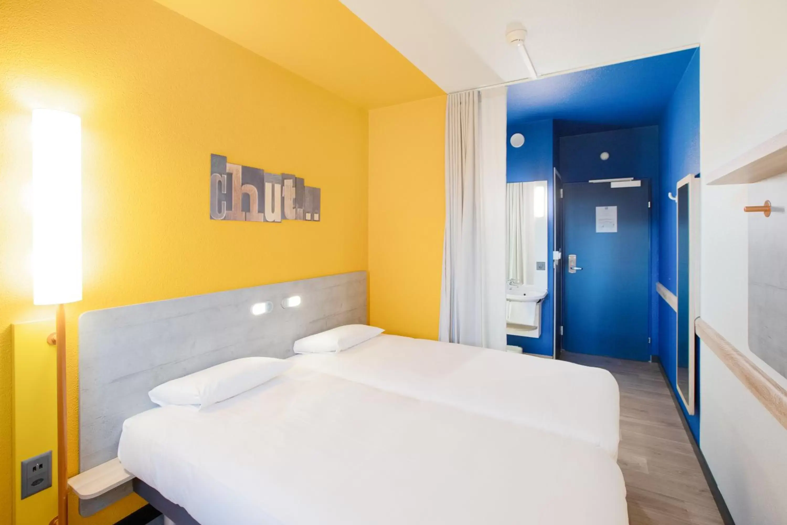Photo of the whole room, Bed in ibis budget Genève Aéroport