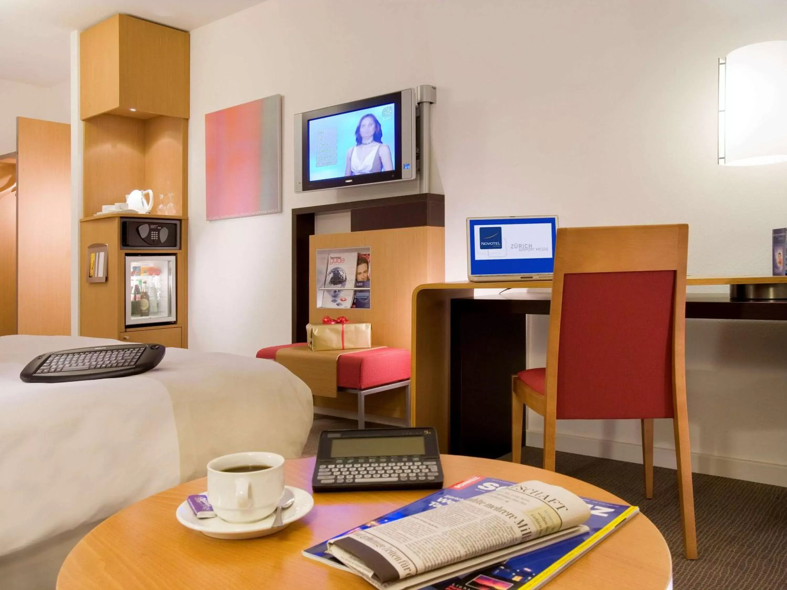 Photo of the whole room, TV/Entertainment Center in Novotel Zürich Airport Messe