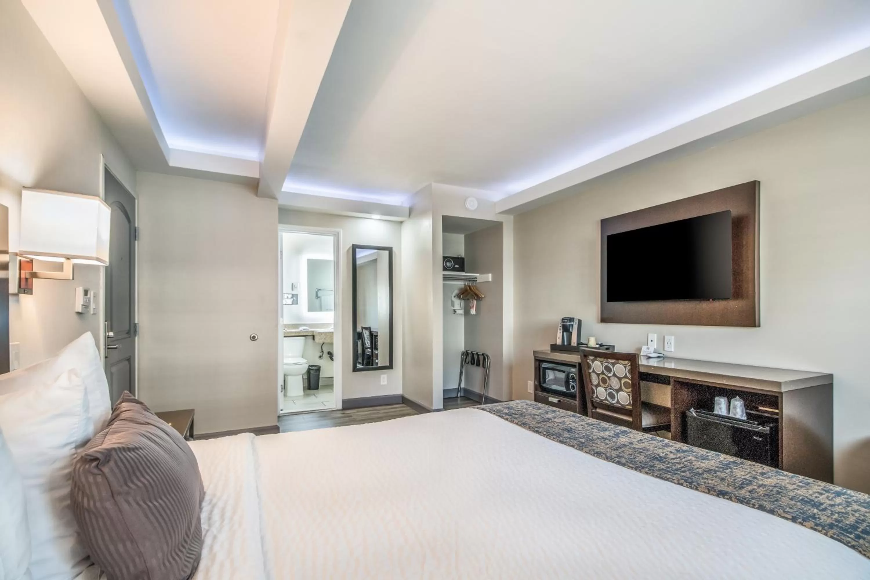 Bedroom, Bed in Inn at 50 Long Beach Convention Center