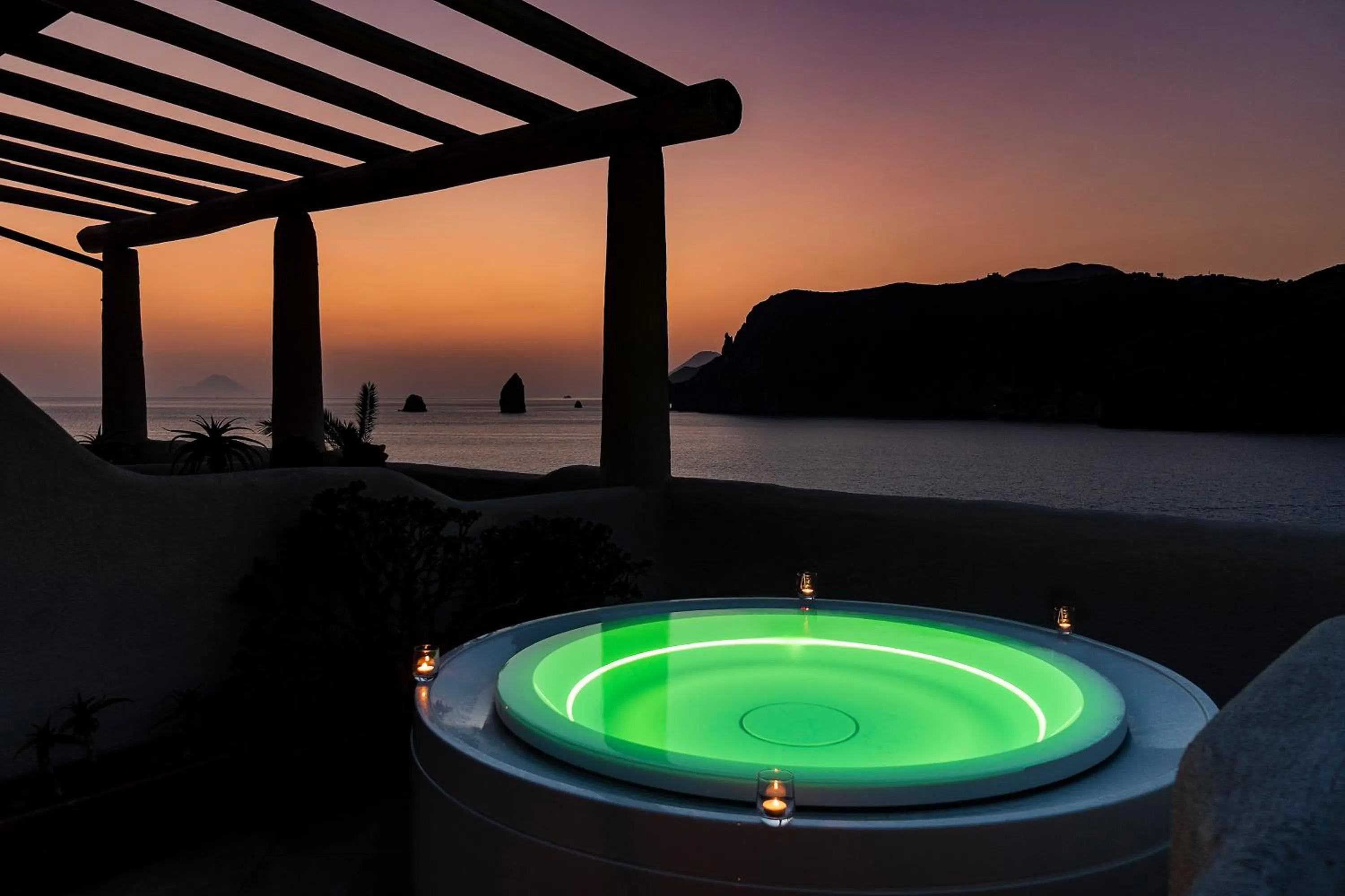 Hot Tub in Therasia Resort Sea and SPA - The Leading Hotels of the World