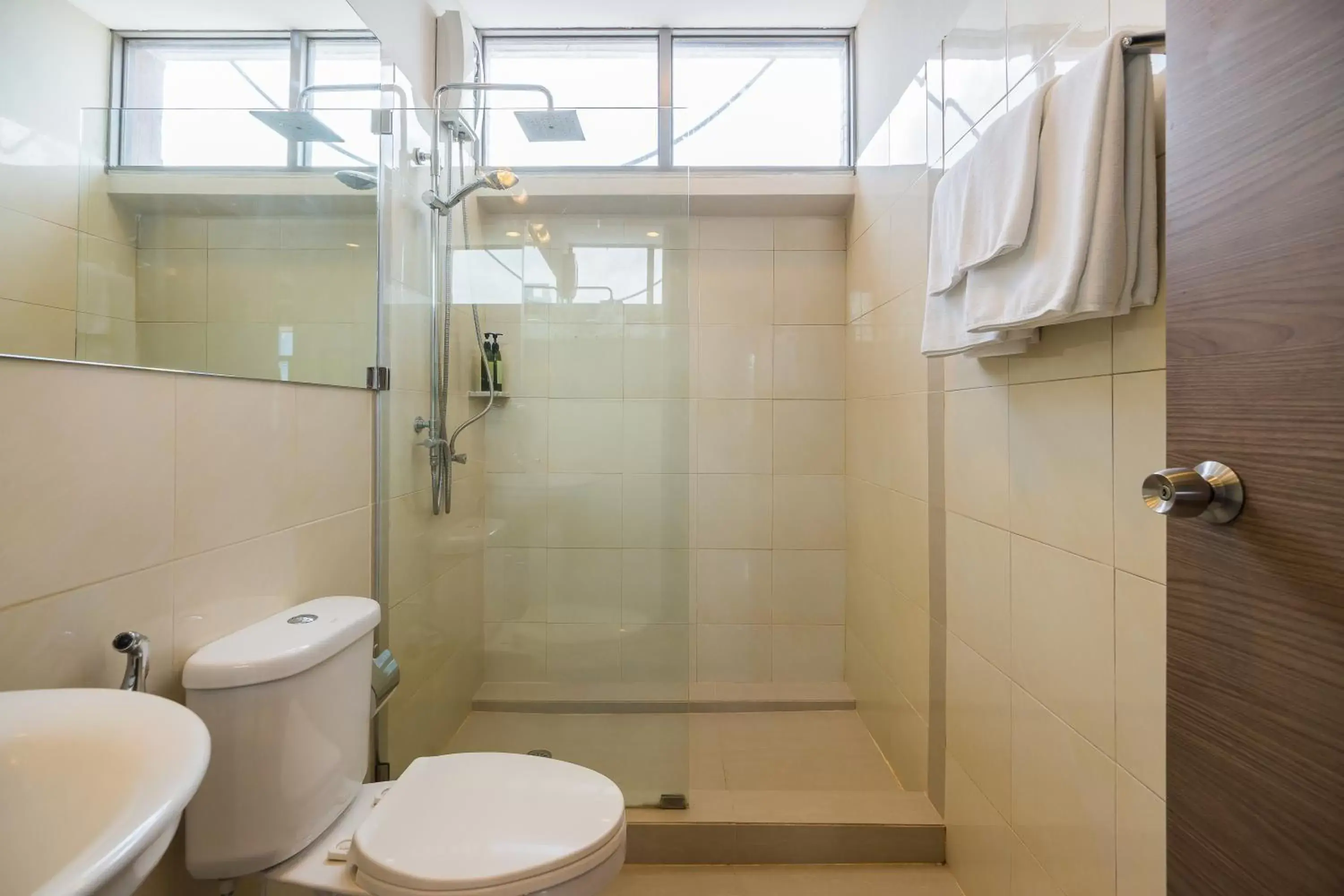 Shower, Bathroom in Asoke Residence Sukhumvit by UHG