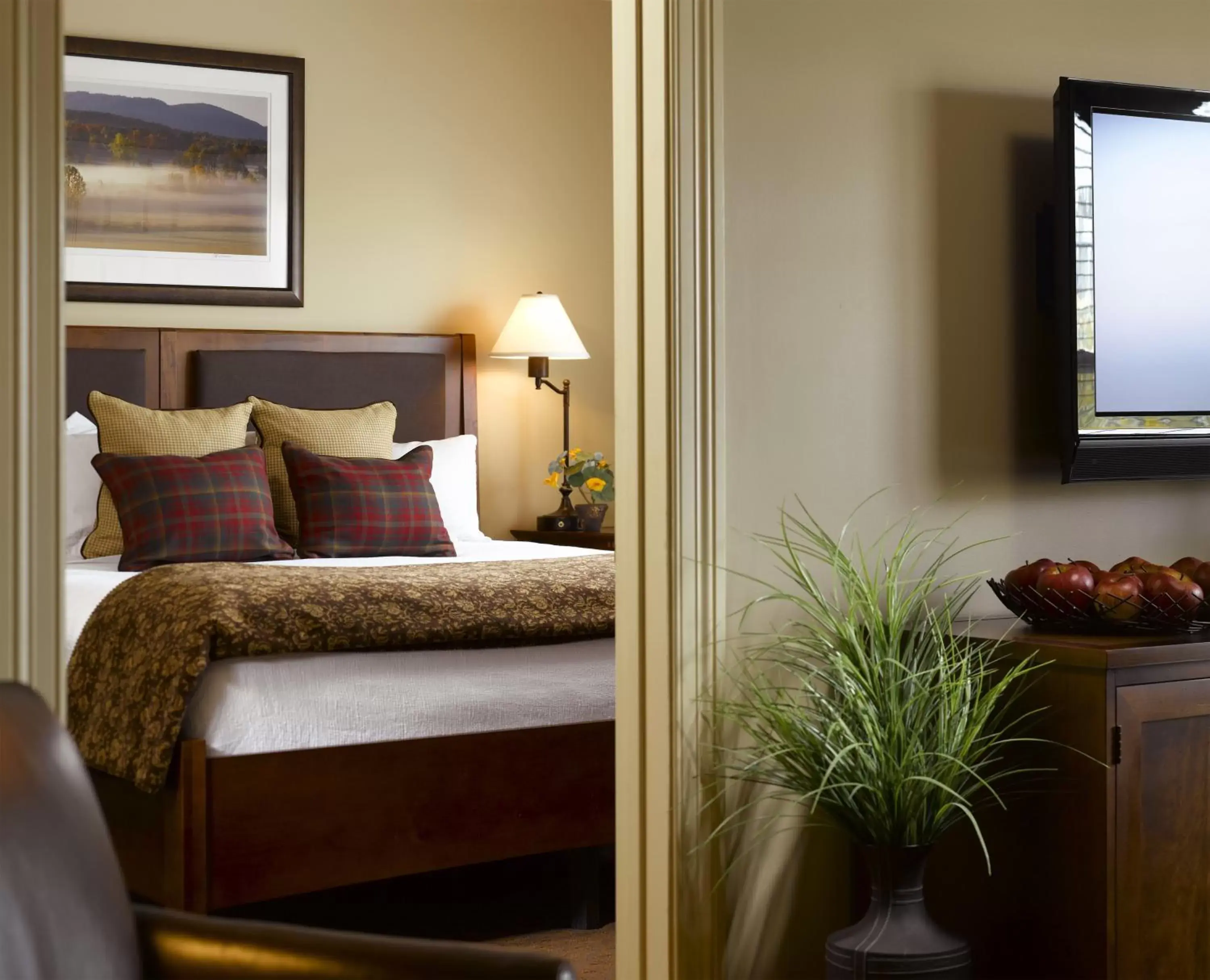 Bedroom, Bed in Green Mountain Suites Hotel
