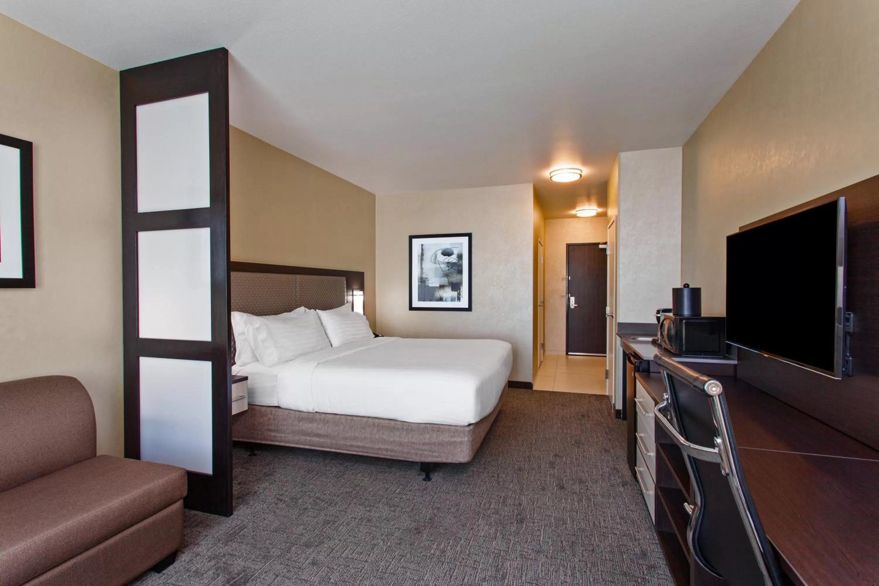 Photo of the whole room, Bed in Holiday Inn Express & Suites Anaheim Resort Area by IHG