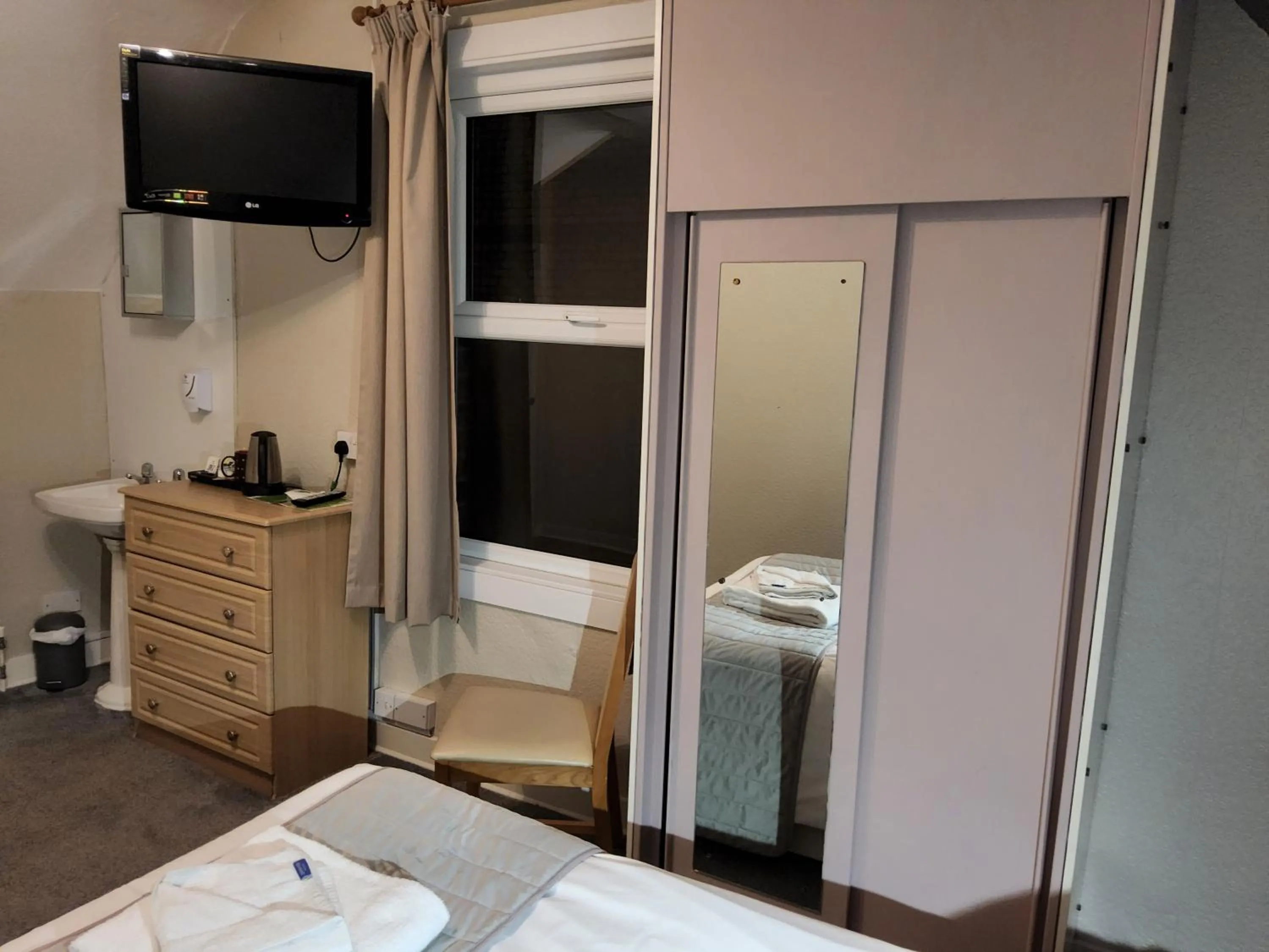 Bedroom in The Avenue Hotel