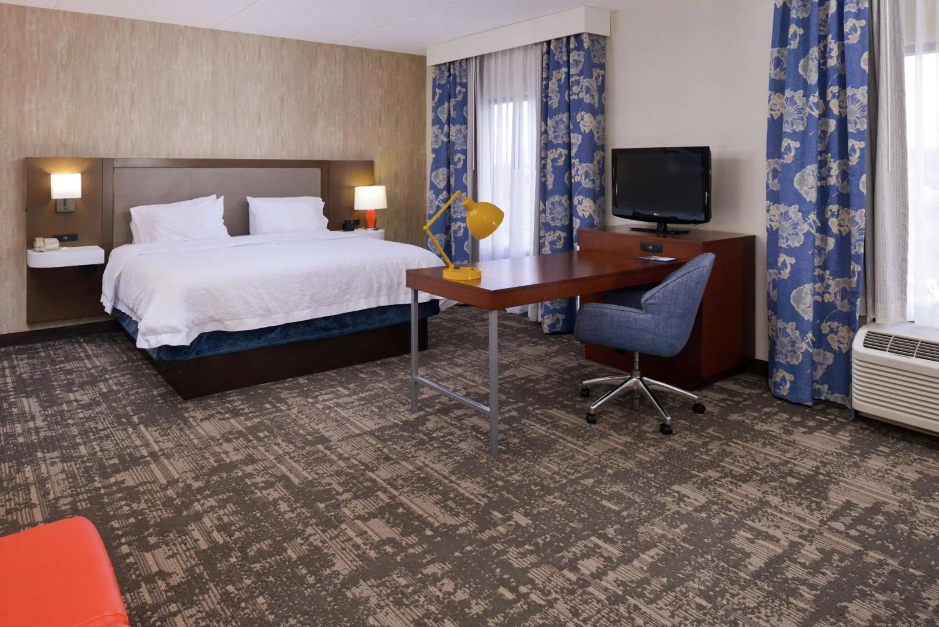 Bedroom, Bed in Hampton Inn & Suites Wilmington