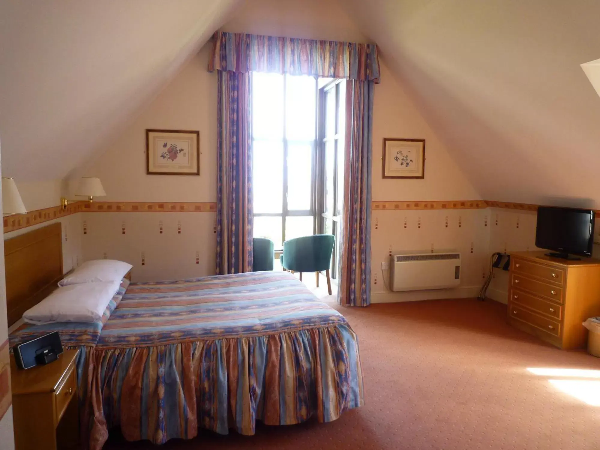 Bed in Louisa Lodge & Purbeck House Hotel