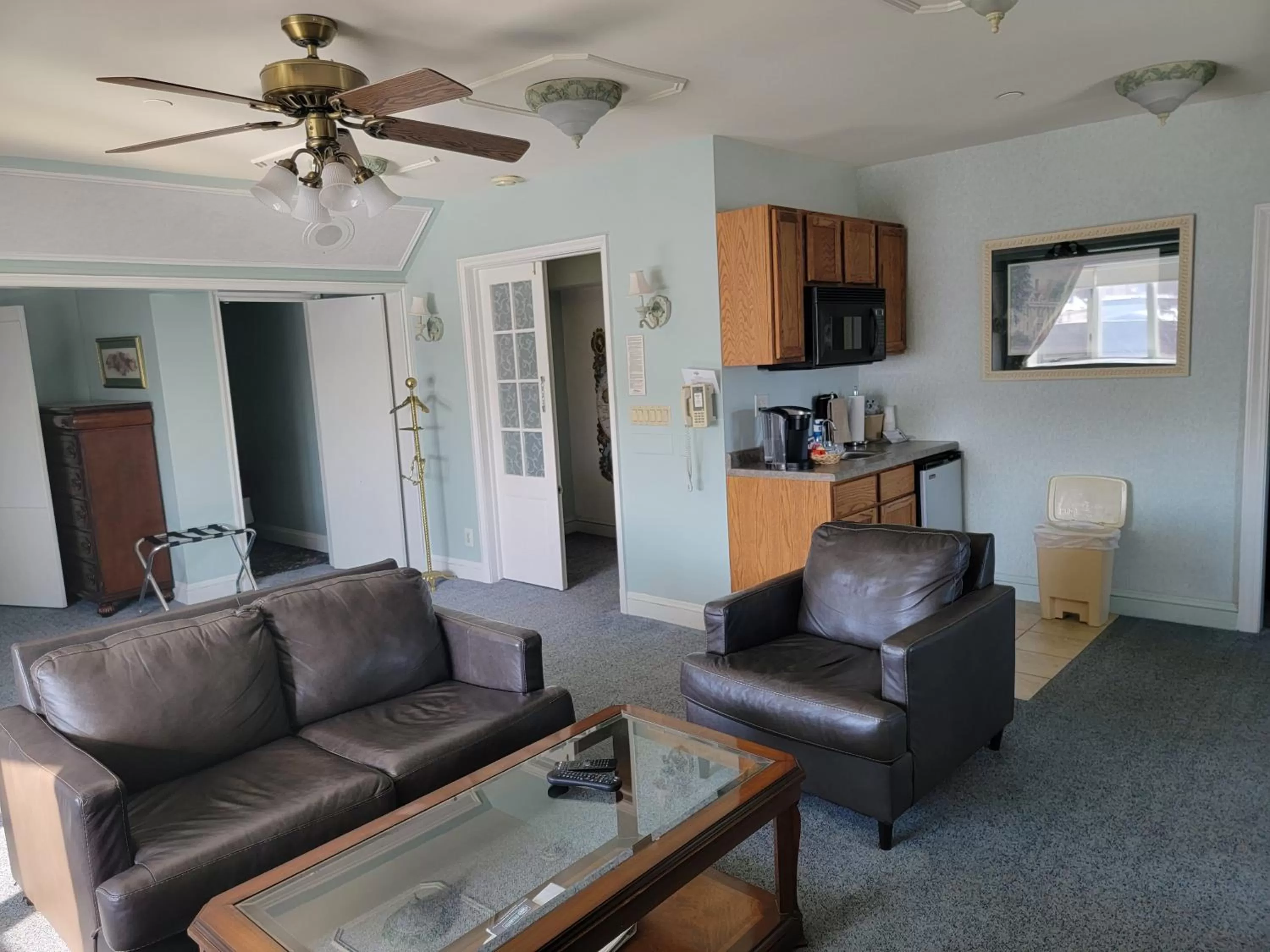 Kitchen or kitchenette, Seating Area in Lowell Inn