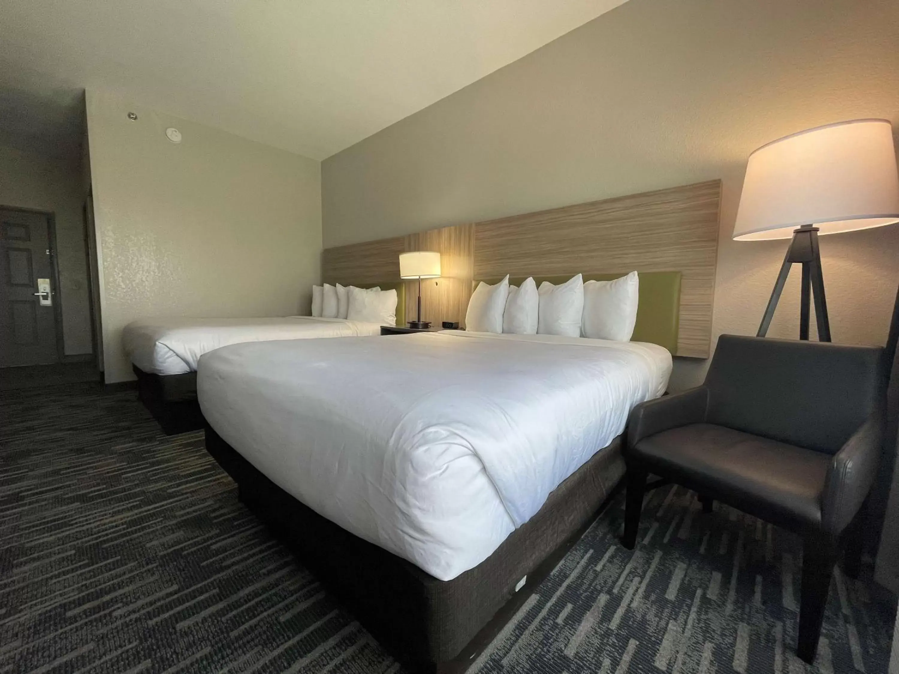 Bed in Country Inn & Suites by Radisson, Valdosta, GA - NEWLY RENOVATED