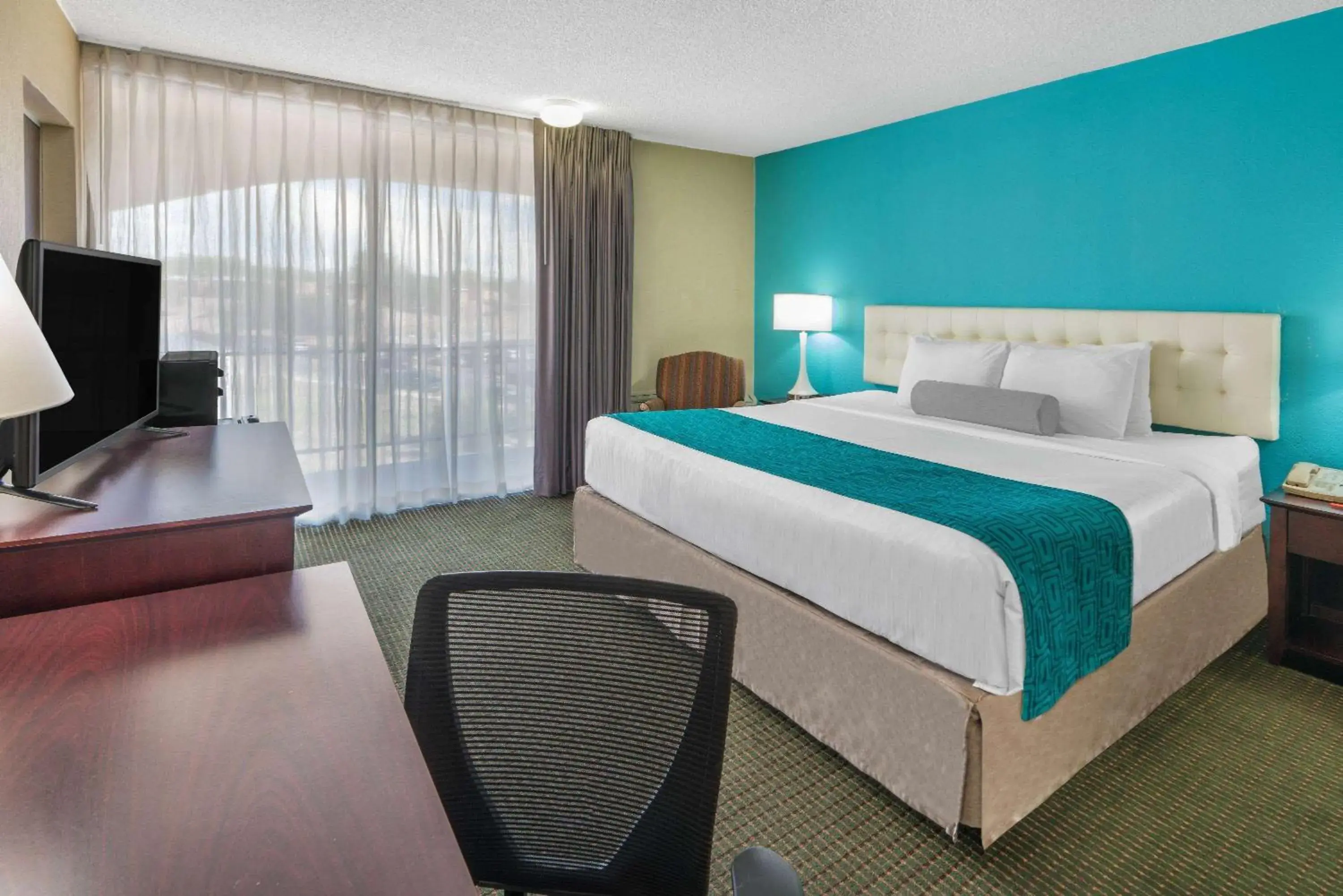 Photo of the whole room, Bed in Howard Johnson by Wyndham Albuquerque Midtown