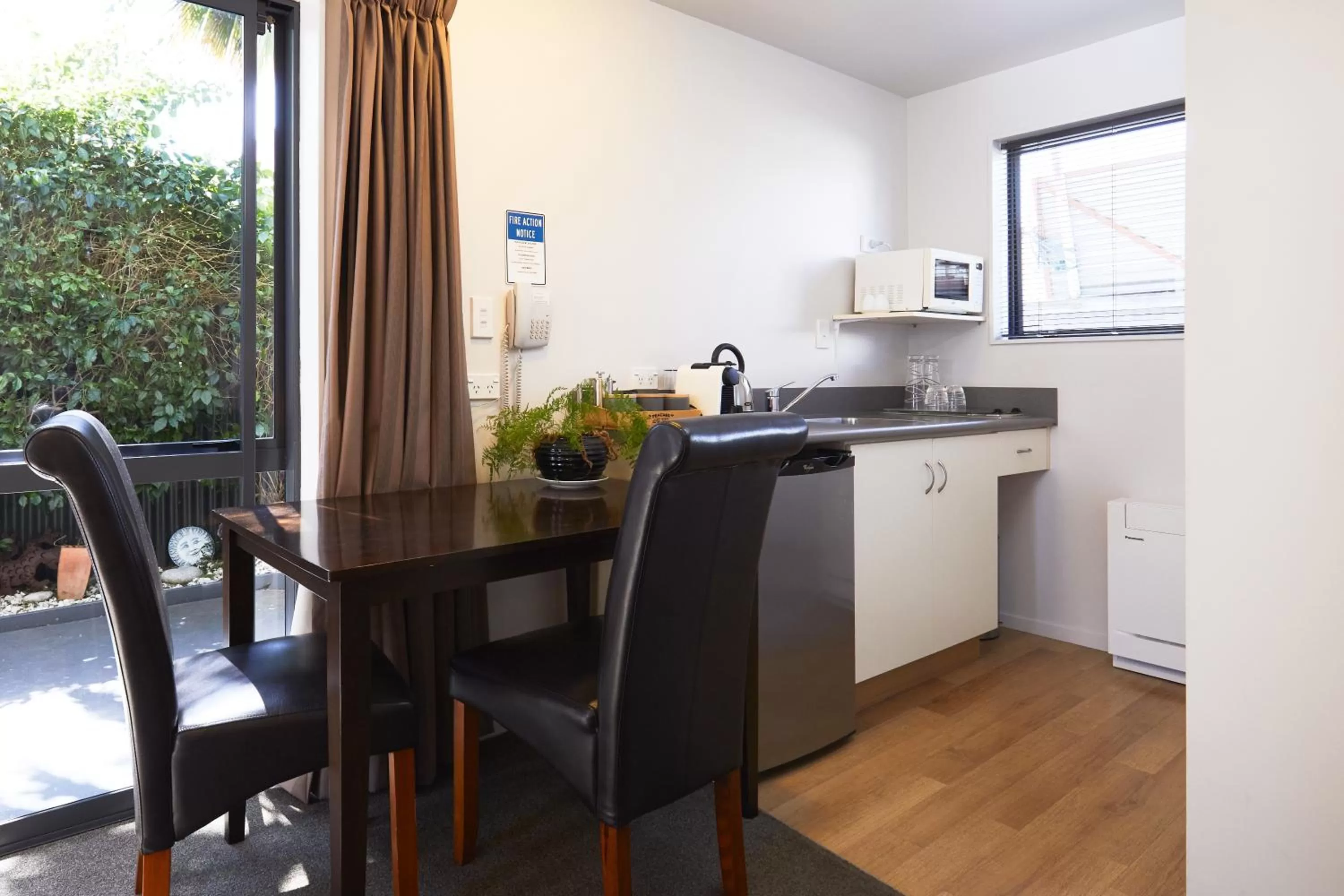 Kitchen or kitchenette in Blenheim Palms Motel