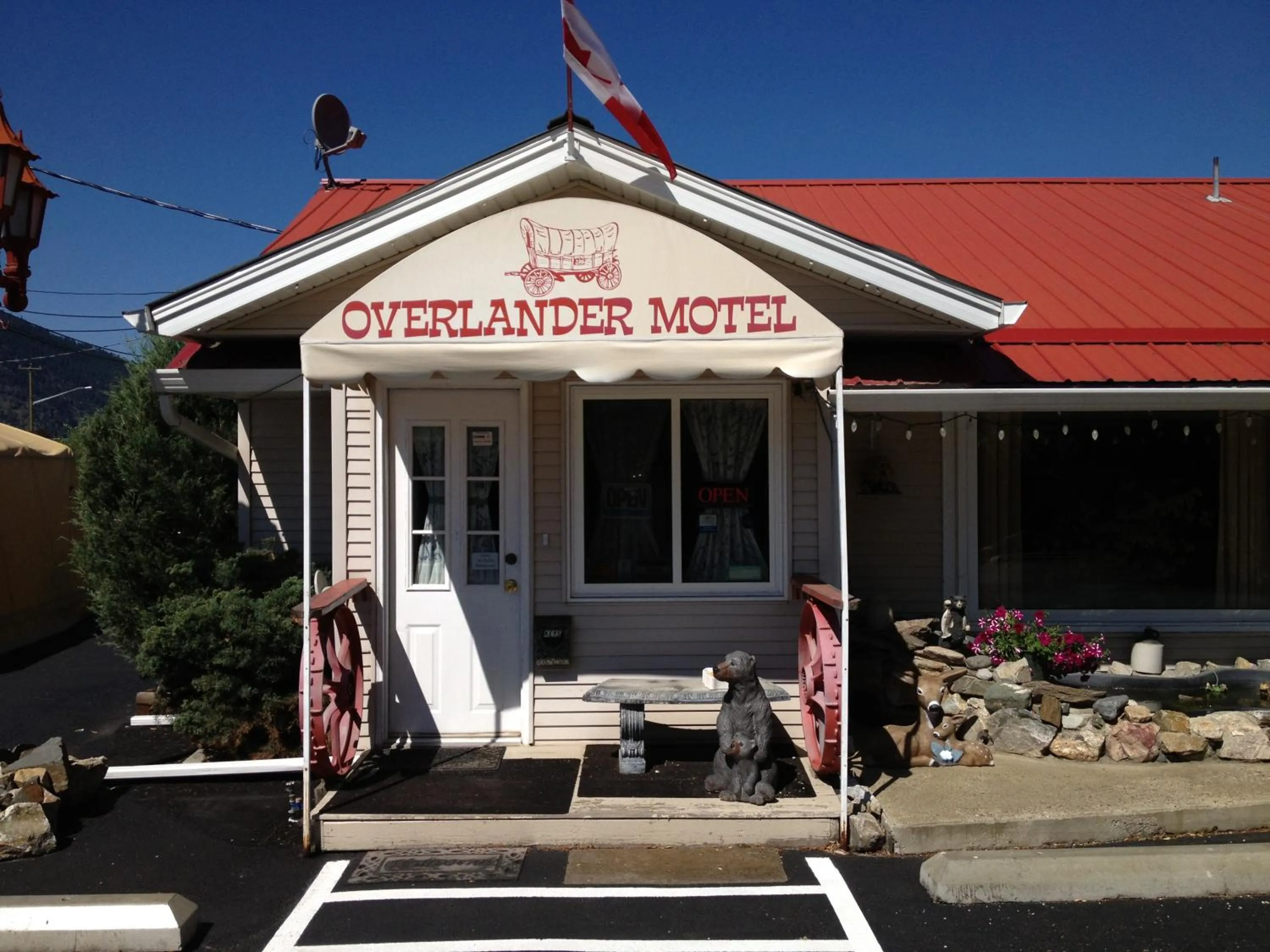 Facade/entrance in Overlander Motel