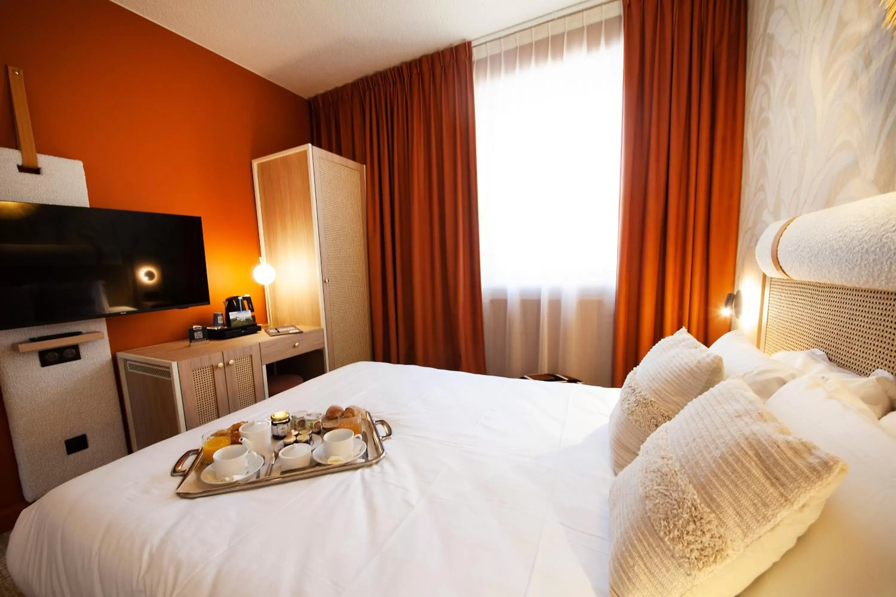 Property building, Bed in Kyriad Prestige Hotel Clermont-Ferrand